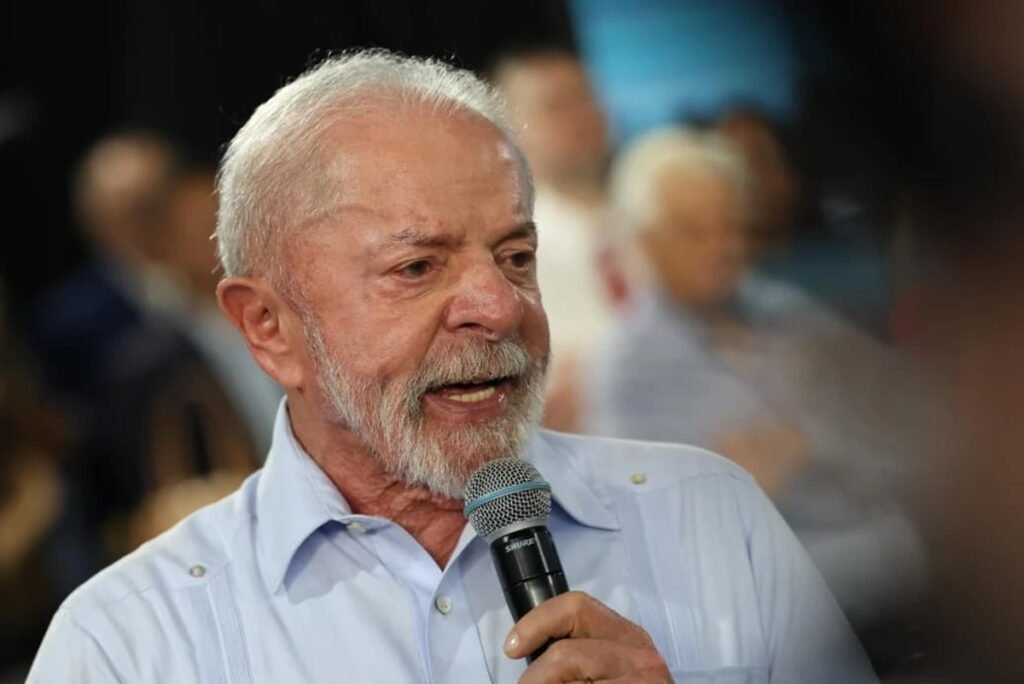 Por que Lula está preocupado com a economia? Lula está preocupado com o impacto das questões econômicas na população, que afetam a avaliação do governo e podem influenciar sua reeleição. Qual é o nível de endividamento das famílias brasileiras? O endividamento das famílias atingiu 80,2%, o maior nível da série histórica, segundo a CNC. Como a inadimplência está afetando as famílias? A inadimplência voltou a crescer, atingindo 29,6% dos entrevistados, a maior taxa desde novembro do ano passado. O que Lula atribui como causa do endividamento? Lula atribui o problema a pequenas compras via cartão de crédito e Pix em plataformas digitais. Quais medidas Lula solicitou ao Ministério da Fazenda? Lula pediu ao ministro Dario Durigan um estudo de medidas para reduzir o endividamento das famílias. Como a população vê a economia atualmente? A percepção de que a economia piorou cresceu, atingindo 48%, o maior patamar desde setembro do ano passado. Por que a política monetária do Banco Central preocupa Lula? Lula está preocupado com a política monetária restritiva do BC, que mantém a taxa de juros alta, impactando o consumo. Qual foi a decisão recente do Copom sobre a Selic? O Copom decidiu reduzir a Selic em 0,25 p.p, após quase dois anos sem cortes, mas o governo esperava um corte maior. Como os juros altos afetam a percepção econômica? Os juros altos pressionam o consumo e contribuem para uma percepção negativa da economia entre a população. Quais são os riscos políticos para Lula em ano eleitoral? O risco é que a falta de melhora concreta na vida das famílias amplie o desgaste político de Lula em ano eleitoral. Os indicadores macroeconômicos estão positivos? Embora alguns indicadores macroeconômicos mostrem sinais positivos, isso ainda não se traduz em melhorias para as famílias. Como Lula pode ampliar seu apoio eleitoral? Lula enfrenta dificuldades para ampliar apoio fora de sua base consolidada, especialmente em um contexto econômico desafiador. Quais são as expectativas do governo em relação à economia? O governo espera que medidas para reduzir o endividamento e ajustes na política monetária melhorem a percepção econômica. Como a economia pode influenciar a reeleição de Lula? A situação econômica do país pesa diretamente sobre o voto, tornando crucial para Lula melhorar a percepção econômica. O que Lula pode fazer para melhorar a avaliação do governo? Lula pode focar em políticas que impactem positivamente a vida das famílias e ajustar a comunicação sobre medidas econômicas. Qual é o papel do Ministério da Fazenda na estratégia de Lula? O Ministério da Fazenda é responsável por estudar e propor medidas para aliviar o endividamento e melhorar a economia. Como a comunicação do governo pode ajudar na reeleição? Uma comunicação clara sobre as ações econômicas pode ajudar a melhorar a percepção pública e apoiar a reeleição de Lula. Quais são os desafios econômicos mais urgentes para o governo? Reduzir o endividamento das famílias e ajustar a política monetária são desafios urgentes para melhorar a economia. Como a política monetária pode ser ajustada para beneficiar a população? Reduzir a taxa de juros pode estimular o consumo e melhorar a percepção econômica entre a população. O que Lula espera alcançar com as medidas econômicas? Lula espera que as medidas econômicas resultem em uma melhora concreta na vida das famílias, fortalecendo sua posição política.