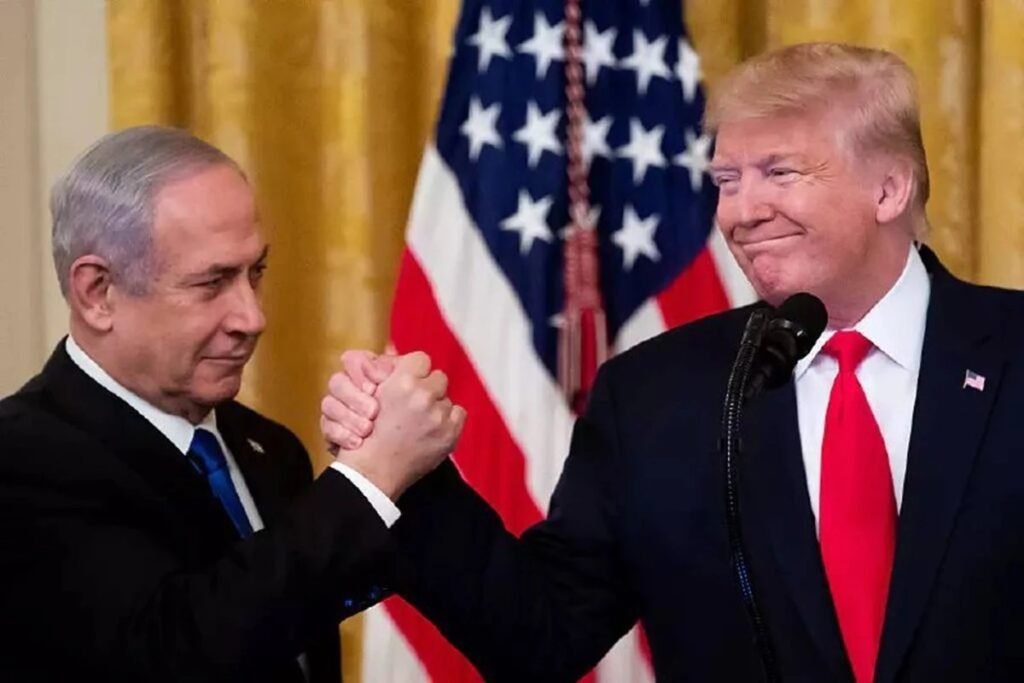 **Ataque de EUA e Israel contra orfanato no Irã: O que aconteceu?** Na segunda-feira, 30 de março, um ataque conjunto dos **Estados Unidos** e **Israel** atingiu um orfanato localizado a oeste de **Teerã**, no Irã. Segundo a agência iraniana semioficial **Fars**, o ataque resultou na morte de pelo menos duas pessoas e deixou outras cinco feridas. O complexo beneficente, recém-inaugurado, era voltado para crianças órfãs e estava situado na cidade de **Fardis**, a cerca de 40 quilômetros da capital iraniana. **Qual foi a reação das entidades de defesa dos direitos humanos?** Entidades de defesa dos **direitos humanos** condenaram veementemente o ataque, destacando o alto número de vítimas civis, principalmente entre crianças. Essas organizações também denunciaram ataques a estruturas de caráter educacional e residencial, que deveriam ser protegidas em tempos de conflito. **Quais são os números de vítimas civis no Irã?** De acordo com dados divulgados pela agência estatal **IRNA**, desde o início dos bombardeios, cerca de 230 crianças perderam a vida no Irã, e aproximadamente 1.800 ficaram feridas. Esses números alarmantes têm gerado uma crescente pressão internacional para que os ataques a alvos civis cessem imediatamente. **Qual foi a resposta da comunidade internacional?** A pressão internacional aumentou significativamente após novos relatos de ataques contra alvos civis. Na última sexta-feira, 27 de março, o alto comissário das **Nações Unidas para os Direitos Humanos**, **Volker Türk**, reforçou o pedido para que o governo norte-americano conduza uma investigação sobre um possível ataque a uma escola primária em **Minab**, no sul do Irã. Segundo veículos iranianos, esse episódio teria resultado na morte de 168 crianças e 14 professores, sendo considerado o mais grave até agora. **O que se sabe sobre o ataque à escola primária em Minab?** O ataque à escola primária em Minab é um dos episódios mais trágicos relatados até o momento. Com a morte de 168 crianças e 14 professores, o incidente gerou uma onda de indignação global. A comunidade internacional tem exigido respostas e ações concretas para evitar que tragédias semelhantes ocorram no futuro. **Quais são as expectativas para o futuro?** Diante dos ataques e das crescentes tensões, a expectativa é que a comunidade internacional intensifique seus esforços para mediar um cessar-fogo e garantir a proteção de civis, especialmente crianças, em zonas de conflito. A investigação dos ataques e a responsabilização dos envolvidos são passos cruciais para restaurar a paz e a segurança na região. **Conclusão** O ataque ao orfanato no Irã e os relatos de outros ataques a alvos civis destacam a urgência de uma resposta internacional coordenada. A proteção de crianças e de estruturas educacionais deve ser uma prioridade em qualquer conflito, e a comunidade global tem o dever de trabalhar em conjunto para garantir que tais tragédias não se repitam.