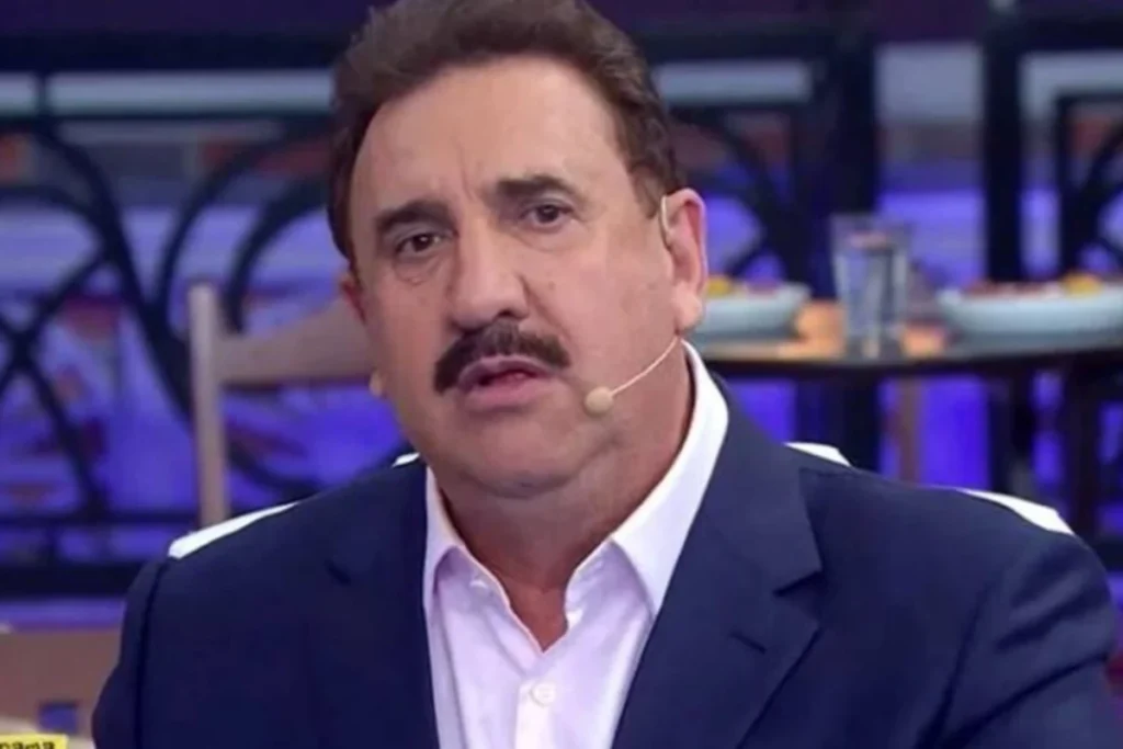 A **atitude de Ratinho** com Marquito foi recentemente revelada pela esposa do humorista, trazendo à tona detalhes sobre o apoio recebido após um incidente grave. Marquito, conhecido por suas participações em programas de televisão, sofreu um **mal súbito** enquanto pilotava sua moto em São Paulo. O episódio resultou em uma queda que lhe causou várias lesões, conforme relatado pela publicação. A situação delicada mobilizou amigos e colegas, incluindo Ratinho, que desempenhou um papel significativo durante a recuperação do humorista. Segundo o site, a esposa de Marquito destacou a prontidão e o apoio oferecido por Ratinho após o acidente. O apresentador, conhecido por sua personalidade carismática e presença marcante na televisão brasileira, demonstrou solidariedade e preocupação com o estado de saúde do humorista. A atitude de Ratinho foi descrita como um gesto de amizade e consideração, evidenciando a relação próxima entre os dois. Esse apoio foi crucial para Marquito, que enfrentava um momento de vulnerabilidade e incertezas devido às lesões sofridas. Além do suporte emocional, a intervenção de Ratinho também incluiu auxílio prático, conforme relatado pela esposa de Marquito. A assistência oferecida pelo apresentador foi além das expectativas, mostrando um lado humano e solidário que muitas vezes não é visível ao público. A revelação dessa atitude ressalta a importância de laços de amizade e cooperação em momentos difíceis, destacando como gestos de apoio podem fazer a diferença na recuperação e bem-estar de alguém que enfrenta adversidades.