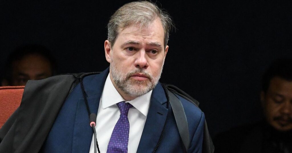 Uma pesquisa recente realizada pela Atlas revelou que **49% dos entrevistados acreditam que o ministro do Supremo Tribunal Federal, Dias Toffoli, deveria enfrentar um processo de impeachment** devido às suas supostas ligações com o Banco Master. Essa percepção pública surge em meio a uma crescente repercussão sobre as conexões entre Toffoli e Daniel Vorcaro, proprietário do Banco Master. A pesquisa reflete uma preocupação significativa entre os cidadãos sobre a integridade e a imparcialidade das instituições judiciais no Brasil, especialmente quando figuras de alto escalão estão envolvidas em possíveis conflitos de interesse. De acordo com a publicação da CNN Brasil, as alegações de ligação entre Toffoli e Vorcaro têm gerado debates acalorados sobre a necessidade de maior transparência e responsabilidade entre os membros do judiciário. O Banco Master, sob a liderança de Vorcaro, tem estado no centro das atenções devido a suas operações financeiras e possíveis influências políticas. A situação levanta questões sobre a influência de interesses privados nas decisões judiciais e a importância de manter a confiança pública nas instituições legais do país. A pesquisa da Atlas destaca a divisão de opiniões entre a população, com quase metade dos entrevistados expressando descontentamento com a situação atual. Além disso, a repercussão do caso Toffoli-Master sublinha a importância de mecanismos eficazes de fiscalização e controle dentro do sistema judiciário brasileiro. Segundo o site da CNN Brasil, a opinião pública está cada vez mais vigilante em relação a possíveis irregularidades e espera que medidas sejam tomadas para garantir a integridade das instituições. A discussão sobre o impeachment de Toffoli não apenas reflete preocupações imediatas, mas também aponta para um desejo mais amplo de reformas que possam fortalecer a confiança no sistema judicial. Em um cenário onde a transparência e a ética são fundamentais, a sociedade brasileira continua a buscar garantias de que seus líderes estão agindo no melhor interesse do público.