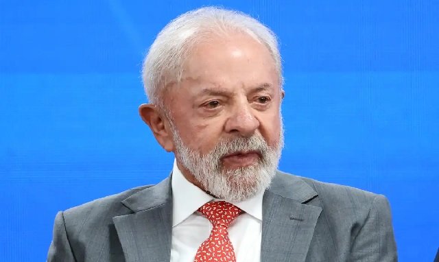 **Qual é a medida mais rejeitada do governo Lula segundo a pesquisa Atlas/Bloomberg?** De acordo com o levantamento Latam Pulse Brasil, realizado pela Atlas/Bloomberg, a medida mais rejeitada do governo de Luiz Inácio Lula da Silva é a cobrança de imposto sobre compras internacionais de até **US$ 50**, popularmente conhecida como "taxa das blusinhas". A pesquisa, divulgada em 26 de março, revela que **62%** dos brasileiros consideram essa medida um erro, enquanto apenas **30%** a classificam como um acerto. **Por que a "taxa das blusinhas" é tão impopular?** A impopularidade da "taxa das blusinhas" pode ser atribuída ao impacto direto no bolso dos consumidores que realizam compras internacionais de pequeno valor. Essa medida afeta principalmente aqueles que buscam produtos mais baratos no exterior, aumentando o custo final das compras. A percepção de que a medida é um erro reflete a insatisfação com o aumento de custos em um cenário econômico já desafiador. **Quais outras medidas do governo enfrentam rejeição significativa?** Além da "taxa das blusinhas", a pesquisa destaca a proposta de ampliar a fiscalização de movimentações via **Pix** acima de **R$ 5 mil mensais** como outra medida impopular. **59%** dos entrevistados desaprovam essa iniciativa, enquanto **35%** a apoiam. A retirada de empresas públicas de programas de privatização, como os Correios, também é criticada, com **51%** de avaliação negativa. O novo arcabouço fiscal enfrenta resistência de **45%** dos entrevistados. **Quais políticas do governo Lula são bem avaliadas?** Apesar das críticas a algumas medidas, o governo Lula recebe aprovação em várias políticas sociais. O programa **Farmácia Popular** lidera entre os acertos, com **84%** de avaliação positiva. O programa **Desenrola**, voltado à renegociação de dívidas, tem **75%** de aprovação. A proposta de isenção do **Imposto de Renda (IR)** para quem recebe até **R$ 5 mil mensais** também é bem recebida, com **74%** de apoio. **Como foi realizada a pesquisa Atlas/Bloomberg?** A pesquisa foi conduzida pela AtlasIntel entre os dias 18 e 23 de março, ouvindo **5.028 adultos** por meio de recrutamento digital aleatório. A margem de erro é de **1 ponto porcentual**, com um nível de confiança de **95%**. Esses dados fornecem uma visão abrangente das percepções dos brasileiros em relação às políticas do governo. **Qual é o impacto dessas percepções na política brasileira?** As percepções negativas sobre certas medidas podem influenciar a popularidade do governo e suas decisões futuras. A rejeição significativa de políticas como a "taxa das blusinhas" e a fiscalização do Pix pode pressionar o governo a reconsiderar ou ajustar essas iniciativas. Por outro lado, a aprovação de programas sociais sugere que políticas voltadas para o bem-estar social têm potencial para fortalecer o apoio ao governo. **Conclusão** A pesquisa Atlas/Bloomberg destaca as divergências nas opiniões dos brasileiros sobre as políticas do governo Lula. Enquanto algumas medidas enfrentam forte rejeição, outras recebem ampla aprovação. Essas percepções refletem as complexidades e desafios enfrentados pelo governo ao tentar equilibrar medidas econômicas e sociais.