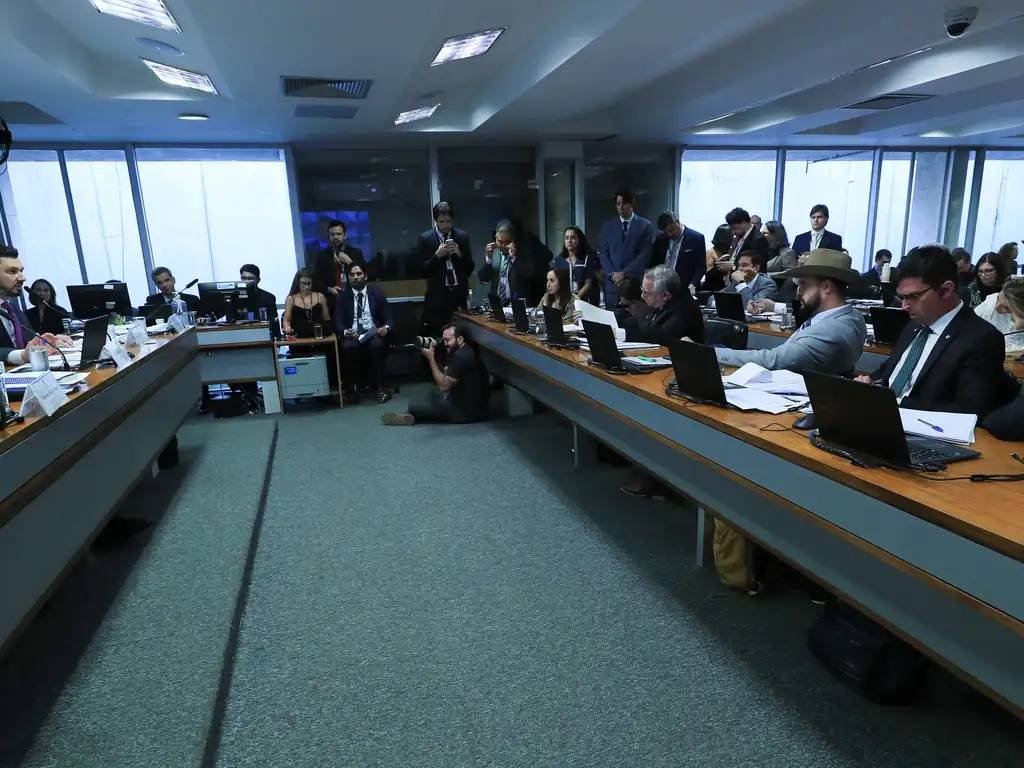 **AtlasIntel: 57% Esperam Novos Escândalos de Corrupção nos Próximos 6 Meses** A percepção de risco no Brasil está fortemente associada a temas de **corrupção**, conforme revela uma pesquisa recente da **AtlasIntel/Bloomberg**. Mas o que exatamente essa pesquisa nos diz sobre a situação atual e as expectativas dos brasileiros? **Qual é a principal preocupação dos brasileiros atualmente?** De acordo com a pesquisa divulgada em 26 de março de 2026, 57% dos brasileiros acreditam que é muito provável que surjam novas revelações sobre fraudes ou esquemas de corrupção nos próximos seis meses. Este dado destaca a corrupção como a principal preocupação entre os entrevistados, superando outras questões significativas. **Como a corrupção se compara a outras preocupações de segurança pública?** Além da corrupção, a pesquisa também investigou outras preocupações de segurança pública. A possibilidade de aumento de ataques ou assassinatos ligados a **facções criminosas** é vista como muito provável por 32% dos entrevistados. Já 30% dos participantes acreditam que haverá um crescimento de furtos e assaltos no mesmo período. Esses números indicam que, embora a corrupção seja a principal preocupação, questões de segurança pública também são relevantes para uma parcela significativa da população. **E quanto aos riscos institucionais e políticos?** A pesquisa também abordou a percepção dos brasileiros sobre riscos institucionais. A maioria dos entrevistados descarta cenários de ruptura política no curto prazo. Para 66% dos participantes, a destituição do presidente é considerada nada provável nos próximos seis meses. Além disso, a hipótese de um golpe de Estado é rejeitada por 64% dos entrevistados. Esses dados sugerem que, apesar das preocupações com a corrupção, a estabilidade política é vista de forma relativamente positiva. **Qual foi a metodologia utilizada na pesquisa?** A pesquisa da AtlasIntel/Bloomberg foi realizada entre os dias 18 e 23 de março, ouvindo 5.028 pessoas por meio de recrutamento digital aleatório. A margem de erro é de um ponto percentual, com um nível de confiança de 95%. Essa metodologia garante uma representação precisa das opiniões dos brasileiros sobre os temas abordados. **O que esses dados indicam sobre o futuro próximo do Brasil?** Os resultados da pesquisa indicam que a corrupção continua sendo uma preocupação central para os brasileiros, com uma expectativa significativa de que novos escândalos possam surgir em breve. Ao mesmo tempo, a percepção de estabilidade política sugere que, apesar das preocupações, não há um temor imediato de rupturas institucionais. **Como os brasileiros podem se preparar para possíveis novos escândalos de corrupção?** Diante da expectativa de novos escândalos, é importante que os brasileiros permaneçam informados e engajados em discussões sobre transparência e governança. A conscientização e a participação ativa na vida política podem ajudar a mitigar os impactos negativos da corrupção e promover um ambiente mais ético e responsável. **Conclusão** A pesquisa da AtlasIntel/Bloomberg destaca a corrupção como a principal preocupação dos brasileiros, com uma expectativa significativa de novos escândalos nos próximos meses. No entanto, a percepção de estabilidade política sugere que, apesar das preocupações, não há um temor imediato de rupturas institucionais. Esses dados oferecem uma visão clara das expectativas e preocupações da população, fornecendo um panorama importante para entender o cenário atual e futuro do Brasil.