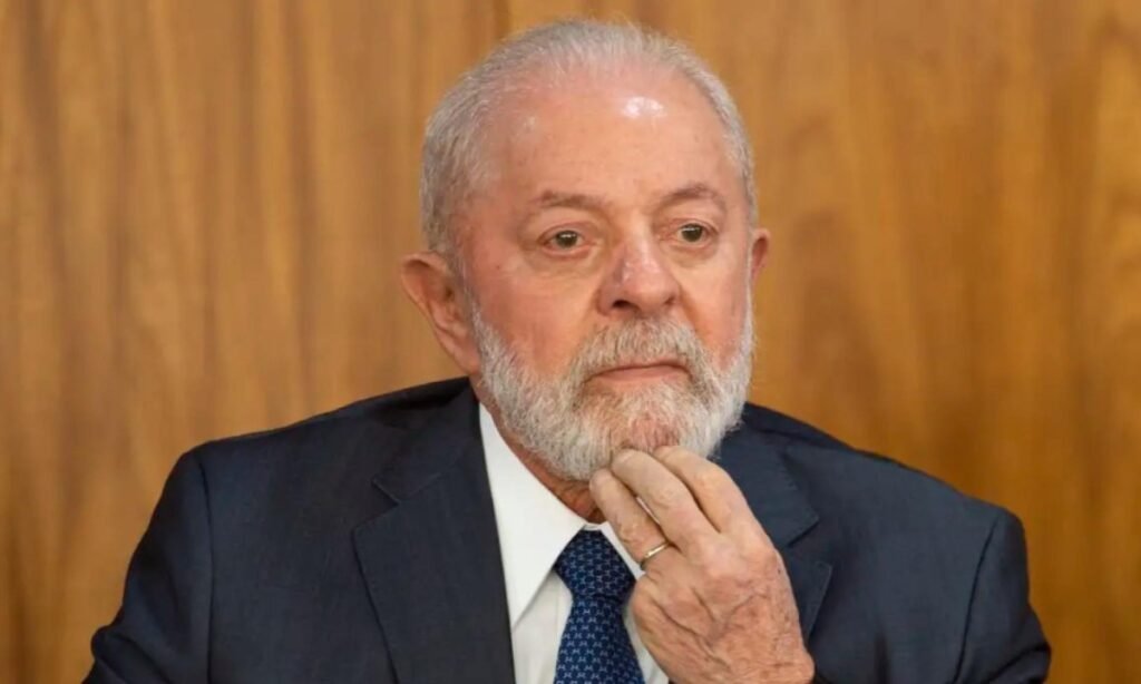 **AtlasIntel: Lula tem 72,7% de desaprovação entre jovens de 16 a 24 anos** A mais recente pesquisa da **AtlasIntel**, em parceria com a Bloomberg, divulgada em 25 de março, revela um dado estratégico sobre o cenário político brasileiro: a desaprovação do presidente **Luiz Inácio Lula da Silva** atingiu um nível histórico, especialmente entre os jovens de 16 a 24 anos. Mas o que esses números realmente significam para o futuro político e econômico do Brasil? **Por que a desaprovação entre os jovens é tão alta?** Segundo a pesquisa, 72,7% dos brasileiros nessa faixa etária desaprovam a atual gestão federal. Apenas 26,7% demonstram aprovação, enquanto 0,6% não souberam ou preferiram não opinar. Esse dado é significativo, pois indica um descontentamento profundo entre os jovens, que são frequentemente vistos como agentes de mudança social e política. **Como isso se compara ao cenário geral?** No cenário geral, a taxa de reprovação do governo Lula é de 53,5%. Esse número se aproxima do pico histórico da série iniciada em janeiro de 2024, conforme aponta a pesquisa. A desaprovação geral é um dado que chama a atenção de analistas políticos, investidores e especialistas em economia e governança pública. **Qual é a percepção por idade?** A pesquisa detalha a percepção por idade, um fator crucial para estratégias eleitorais e projeções de mercado. Curiosamente, a faixa etária mais velha é a única em que a aprovação supera a rejeição, atingindo 56%. Esse dado é relevante para campanhas políticas e análise do comportamento do eleitorado, pois sugere que as estratégias devem ser adaptadas para diferentes grupos etários. **O que preocupa os jovens eleitores?** Quando questionados sobre qual hipótese gera maior apreensão — a reeleição de **Luiz Inácio Lula da Silva**, a eleição de **Flávio Bolsonaro** ou ambos — os jovens novamente se destacam. Essa preocupação reflete uma tendência importante no Brasil: a crescente influência dos jovens eleitores nas decisões políticas. **Quais são os possíveis impactos dessa tendência?** Especialistas apontam que esse movimento pode impactar desde campanhas eleitorais até decisões estratégicas em setores como economia, tecnologia, educação e mercado de trabalho. Essas áreas são altamente valorizadas em publicidade digital e monetização via Google AdSense, indicando que a opinião dos jovens pode ter reflexos diretos no mercado financeiro, investimentos, políticas públicas e estabilidade econômica. **Por que a opinião dos jovens é tão influente?** Os jovens representam uma parcela significativa do eleitorado e têm o poder de influenciar o resultado das eleições. Além disso, eles são consumidores ativos de tecnologia e informação, o que os torna um público-alvo valioso para campanhas políticas e estratégias de marketing. **Como as campanhas políticas podem se adaptar a essa realidade?** Para conquistar o apoio dos jovens, as campanhas políticas precisam se adaptar às suas preocupações e interesses. Isso pode incluir a promoção de políticas públicas que abordem questões como educação, emprego e tecnologia, além de utilizar plataformas digitais para engajar esse público de forma eficaz. Em resumo, a alta taxa de desaprovação do governo Lula entre os jovens de 16 a 24 anos, conforme revelado pela pesquisa da **AtlasIntel**, destaca a importância de entender e atender às demandas desse grupo demográfico. A influência crescente dos jovens eleitores pode ter impactos significativos no cenário político e econômico do Brasil, exigindo adaptações estratégicas em diversas áreas.