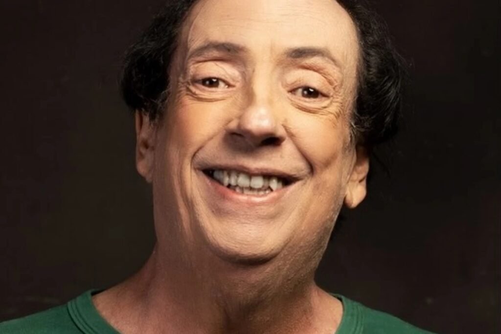 Por que Marcos Oliveira se mudou para o Retiro dos Artistas? Marcos Oliveira, conhecido como Beiçola, mudou-se para o Retiro dos Artistas em abril de 2025, em uma casa cedida por Marieta Severo, buscando um espaço para viver após anos de carreira. Quais são os principais desafios enfrentados por Marcos no Retiro? Ele enfrenta dificuldades de convivência diária, especialmente a falta de intimidade e afeto, além do comportamento barulhento de alguns colegas durante as refeições. Como Marcos Oliveira descreve sua necessidade de intimidade? Marcos destaca que suas necessidades estão mais ligadas ao carinho e à proximidade emocional do que ao ato sexual, buscando uma troca de afeto que sente faltar no Retiro. Qual é a visão de Marcos sobre a convivência no Retiro? Ele acredita que, após certa idade, falta respeito entre os moradores, que preferem discutir o passado em vez de se abrir para novas ideias e experiências. O que Marcos deseja para o futuro de sua carreira? Marcos quer retomar sua carreira, se manter ativo e produtivo, buscando discutir ideias para o futuro, ao contrário de muitos colegas que vivem presos ao passado.