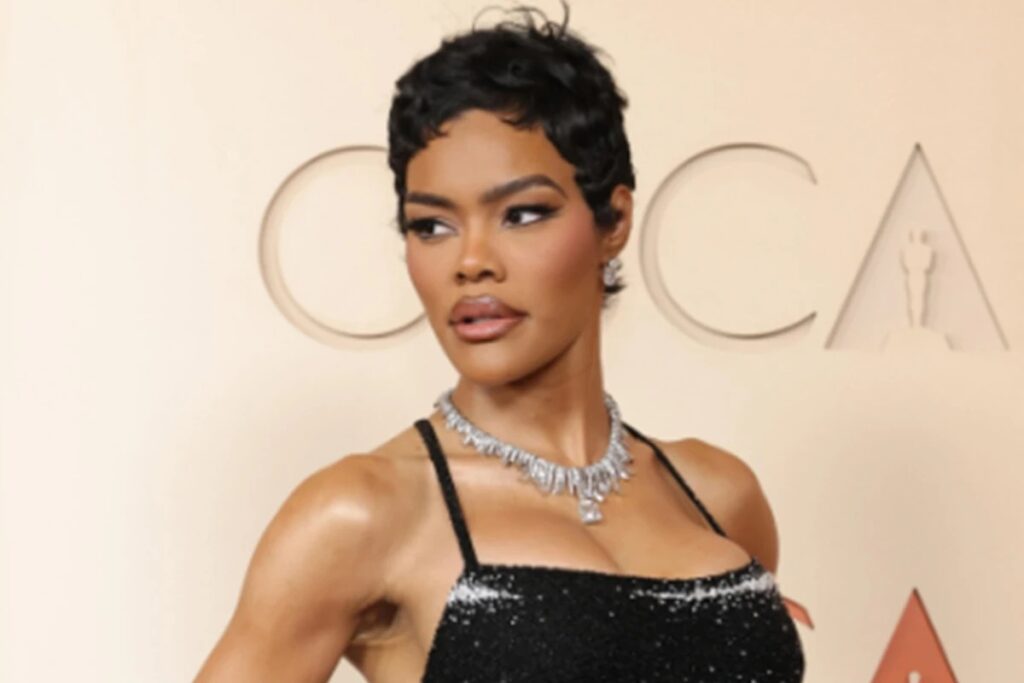 Durante a cerimônia do **Oscar**, um incidente envolvendo a atriz **Teyana Taylor** chamou a atenção do público e da mídia. Segundo a publicação, Taylor, conhecida por seu papel em "Uma Batalha Após a Outra", afirmou ter sido empurrada por um segurança enquanto participava do evento. O episódio gerou um alvoroço, destacando questões sobre segurança e tratamento de celebridades em eventos de grande porte. O incidente ocorreu em um momento de grande visibilidade, quando as atenções estavam voltadas para a premiação mais prestigiada da indústria cinematográfica. De acordo com o site, a situação se desenrolou de maneira inesperada, com Taylor expressando seu descontentamento com a maneira como foi tratada. A atriz, que tem uma carreira consolidada tanto na atuação quanto na música, não hesitou em tornar pública sua experiência, o que gerou debates sobre a conduta de seguranças em eventos de tal magnitude. A repercussão do caso foi imediata, com muitos fãs e colegas da indústria manifestando apoio a Teyana Taylor. Segundo a publicação, o vídeo do incidente circulou amplamente nas redes sociais, aumentando ainda mais a visibilidade do ocorrido. Este episódio levanta questões importantes sobre o equilíbrio entre segurança e respeito aos convidados em eventos de grande escala, além de destacar a necessidade de protocolos claros para evitar situações semelhantes no futuro.
