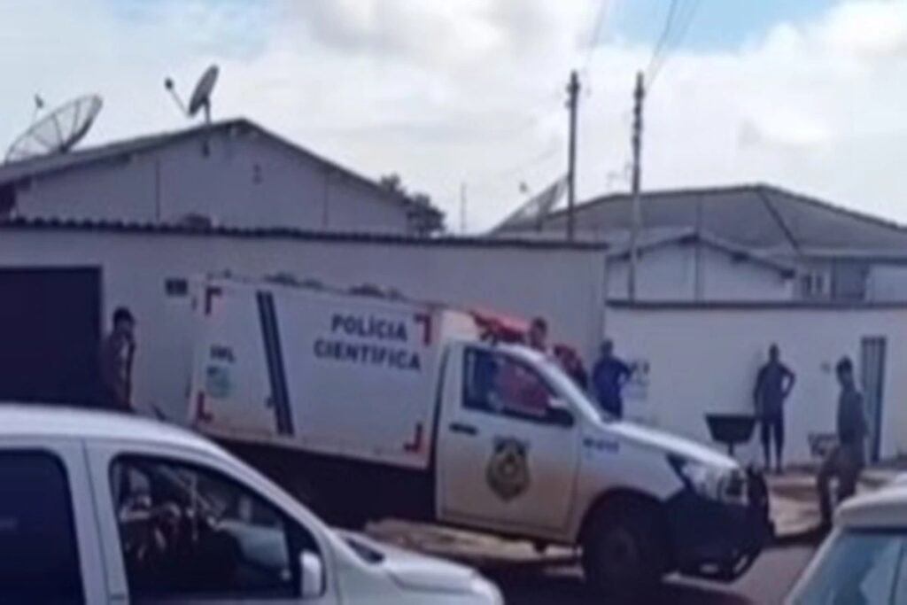 Uma tragédia abalou uma família quando uma **avó foi morta a facadas pelo neto** e encontrada em uma poça de sangue dentro de sua própria casa. O corpo da idosa foi descoberto pelo filho, que encontrou a cena devastadora ao entrar no quarto trancado. O neto, principal suspeito do crime, foi preso pelas autoridades, acusado de cometer o ato brutal. O que leva alguém a cometer um crime tão violento contra um membro da própria família? Essa é uma pergunta que muitos se fazem diante de casos como este. A violência doméstica é um problema complexo e multifacetado, que pode ser influenciado por diversos fatores, incluindo problemas de saúde mental, abuso de substâncias, e dinâmicas familiares disfuncionais. No entanto, cada caso tem suas particularidades e deve ser analisado com cuidado para entender as motivações e circunstâncias específicas. Como as autoridades lidam com casos de violência familiar tão graves? Quando um crime dessa natureza ocorre, a polícia inicia uma investigação detalhada para reunir evidências e entender o que aconteceu. Isso pode incluir entrevistas com testemunhas, coleta de provas físicas, e análise de qualquer histórico de conflitos familiares. O objetivo é construir um caso sólido que possa ser levado à justiça, garantindo que o responsável seja devidamente punido. Quais são as consequências legais para o neto acusado do crime? Se condenado, o neto pode enfrentar uma pena severa, que pode incluir muitos anos de prisão. O sistema judicial leva em consideração a gravidade do crime, o grau de premeditação, e quaisquer circunstâncias atenuantes ou agravantes. Em casos de homicídio, as penas podem ser particularmente rigorosas, refletindo a seriedade do ato cometido. Como a família pode lidar com o trauma de um evento tão chocante? A perda de um ente querido de forma violenta é devastadora e pode ter um impacto duradouro na saúde mental e emocional dos familiares. É importante que eles busquem apoio psicológico para lidar com o luto e o trauma. Terapias individuais ou em grupo podem ser benéficas, proporcionando um espaço seguro para expressar emoções e começar o processo de cura. O que a sociedade pode fazer para prevenir casos de violência doméstica? A prevenção é um aspecto crucial na luta contra a violência familiar. Isso pode incluir educação sobre resolução de conflitos, promoção de saúde mental, e criação de redes de apoio para indivíduos em risco. Além disso, é fundamental que haja um sistema de denúncia eficaz e acessível, para que as pessoas possam buscar ajuda antes que a violência escale para níveis trágicos. Em resumo, a morte de uma avó pelas mãos de seu neto é um lembrete doloroso dos desafios que muitas famílias enfrentam em termos de violência doméstica. É um problema que exige atenção contínua de autoridades, profissionais de saúde mental, e da sociedade como um todo, para que possamos trabalhar juntos na busca de soluções que previnam futuras tragédias.