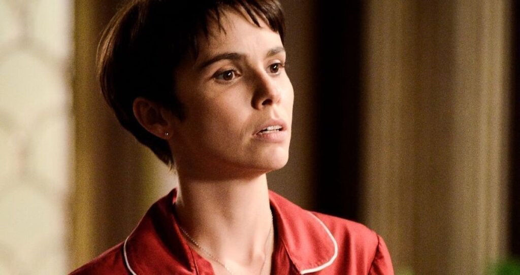 Por que "Avenida Brasil" é tão aguardada em sua reprise? A novela é um dos maiores fenômenos da teledramaturgia brasileira, abordando temas como pobreza, desigualdade social e vingança, cativando o público desde sua estreia em 2012. Qual é a reação nas redes sociais sobre a volta da novela? Internautas estão animados, comentando referências e memes, especialmente após a exibição de "Shrek Para Sempre" que terminou com uma referência à trama. Como as atrizes do elenco reagiram ao retorno? Débora Falabella celebrou a volta dos memes, enquanto Mel Maia compartilhou fotos dos bastidores, mostrando entusiasmo com a reprise. Quando e onde a reprise será exibida? "Avenida Brasil" estreia na TV Globo nesta segunda-feira (30) às 17h45, no "Vale a Pena Ver de Novo", após "Rainha da Sucata". Por que a novela é considerada um fenômeno? "Avenida Brasil" conquistou o público com sua narrativa envolvente e temas sociais relevantes, tornando-se um marco na teledramaturgia brasileira.