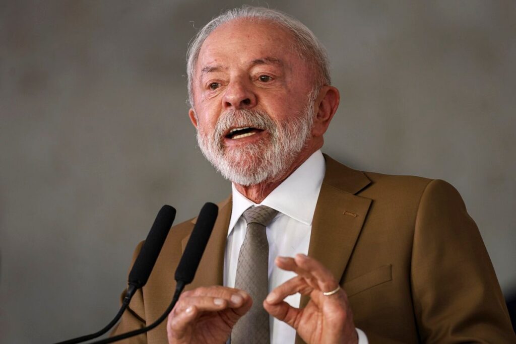O **Banco Master** realizou pagamentos a uma empresa associada à nora de um líder do governo Lula no Senado, o que gerou uma série de questionamentos e repercussões no cenário político. Segundo a publicação, essa relação financeira levantou suspeitas sobre possíveis conflitos de interesse e a transparência das operações envolvendo figuras políticas e instituições financeiras. A situação chamou a atenção de diversos setores, que passaram a investigar a natureza e a legitimidade desses pagamentos. De acordo com o site, o vínculo entre o Banco Master e a empresa ligada à nora do líder governamental trouxe à tona discussões sobre a influência política em transações financeiras. Especialistas em ética e governança têm destacado a importância de se manter uma clara separação entre interesses privados e públicos para evitar a corrupção e garantir a confiança nas instituições. A repercussão do caso também levou a pedidos de esclarecimentos por parte de autoridades e entidades reguladoras, que buscam entender se houve alguma irregularidade ou favorecimento indevido. A situação evidencia a necessidade de maior transparência nas relações entre o setor público e privado, especialmente quando envolve pessoas próximas a figuras políticas de destaque. Segundo a publicação, a pressão por explicações e a investigação sobre o caso podem resultar em medidas mais rigorosas para prevenir situações semelhantes no futuro. O episódio serve como um lembrete da importância de práticas éticas e da vigilância constante para assegurar que as operações financeiras sejam conduzidas de maneira justa e imparcial, preservando a integridade das instituições e a confiança do público.