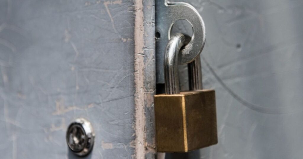 Uma empresa localizada em Criciúma, no sul de Santa Catarina, foi recentemente **condenada** por práticas inadequadas relacionadas ao controle de acesso dos funcionários aos sanitários. Segundo a publicação do ND Mais, a empresa exigia que os trabalhadores seguissem um procedimento rigoroso para utilizar o banheiro. Os funcionários precisavam pegar uma chave, anotar os horários de entrada e saída, e ainda solicitar a um colega que os substituísse durante sua ausência. Essa prática foi considerada abusiva e resultou em uma condenação judicial, destacando a importância de respeitar os direitos básicos dos trabalhadores. De acordo com o site ND Mais, a decisão judicial enfatizou que o controle excessivo sobre o uso do banheiro violava a dignidade dos trabalhadores e criava um ambiente de trabalho opressivo. A prática de manter os banheiros trancados com **cadeado** e exigir que os funcionários seguissem um protocolo para acessá-los foi vista como uma forma de controle que ultrapassava os limites do razoável. A justiça determinou que a empresa deveria cessar imediatamente essa prática e garantir que todos os funcionários tivessem acesso livre e irrestrito aos sanitários durante o expediente. Além disso, a condenação da empresa em Criciúma serve como um alerta para outras organizações sobre a importância de respeitar os direitos dos trabalhadores. A decisão judicial reforça que práticas que restringem o acesso a necessidades básicas, como o uso do banheiro, são inaceitáveis e podem resultar em consequências legais severas. Segundo a publicação, a empresa foi obrigada a pagar indenizações aos funcionários afetados, destacando a seriedade com que a justiça trata questões relacionadas ao bem-estar e à dignidade no ambiente de trabalho.