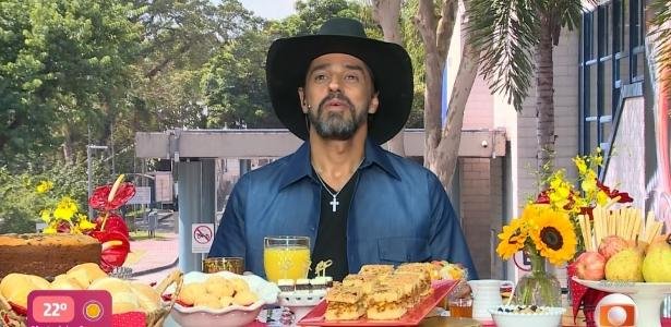 Por que Cowboy prefere ser lembrado como vilão no BBB 26? Cowboy acredita que ser lembrado como vilão é melhor do que não ser lembrado. Ele destaca que, na época do BBB 7, muitos não viam o programa como um jogo, o que contribuiu para sua fama de vilão. Qual foi a reação de Cowboy ao ser eliminado do BBB 26? Cowboy já imaginava sua eliminação, pois percebia que seus aliados estavam sendo eliminados. Ele saiu com alegria, considerando uma vitória ter participado novamente do programa. Como Cowboy vê o prêmio de R$ 5 milhões do BBB 26? Cowboy considera o prêmio uma grande oportunidade, que mudaria sua vida, permitindo realizar sonhos maiores, como empreender e garantir tranquilidade financeira. Qual foi a relação de Cowboy com Ana Paula no BBB 26? Cowboy e Ana Paula não desenvolveram amizade. As interações eram provocativas, com Ana Paula frequentemente cutucando Cowboy, que, por sua vez, não buscava desestabilizá-la. Por que Cowboy não interveio em falas machistas de Solange? Cowboy estava mentalmente cansado e evitou discussões para não se indispor com outros participantes. Ele reconhece que deveria ter se posicionado, mas estava focado em outras preocupações. Quem Cowboy acredita ser o favorito para vencer o BBB 26? Cowboy vê Ana Paula como uma forte candidata à vitória, reconhecendo seu mérito e a torcida significativa que ela possui. Cowboy receberia Ana Paula em sua casa após o BBB 26? Apesar das diferenças no jogo, Cowboy não guarda rancor e receberia Ana Paula em sua casa, destacando que jogo é jogo e a vida pessoal é separada.