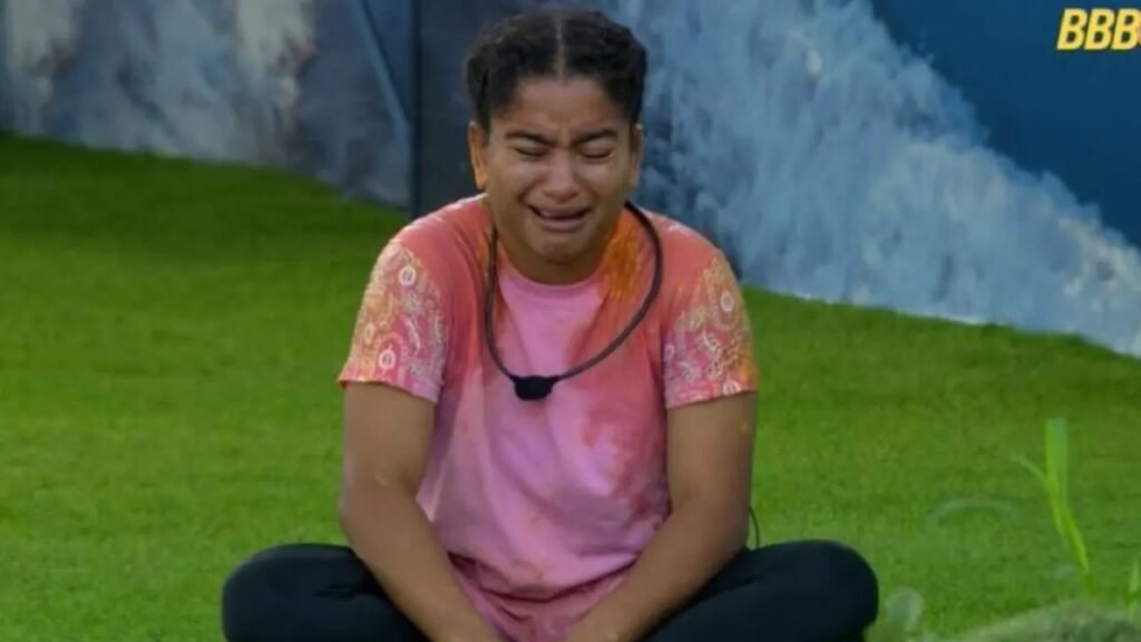 O que aconteceu com Milena no BBB 26? 🌟 Milena foi chamada ao Confessionário após preparar uma bebida perigosa na Xepa, gerando tensão entre os participantes e nas redes sociais. Por que Milena preparou uma bebida perigosa? Após um conflito com Jordana sobre comida, Milena decidiu se vingar criando um suco com ingredientes duvidosos. Quais ingredientes Milena usou na bebida? Ela utilizou restos de ovo do lixo e água de frango cru, entre outros ingredientes, para preparar a bebida. Qual foi a reação da produção do BBB 26? A produção interrompeu o plano de Milena, chamando-a ao Confessionário e obrigando-a a descartar a bebida. Como o público reagiu à atitude de Milena? A atitude gerou revolta nas redes sociais, com muitos pedindo sua expulsão por colocar a saúde dos outros em risco. Milena foi expulsa do BBB 26? Até o momento, Milena não foi expulsa, mas a situação gerou grande discussão sobre as regras do programa. Qual foi o impacto do incidente nas redes sociais? Usuários criticaram a gravidade da situação, considerando-a um risco à saúde e pedindo medidas mais severas.