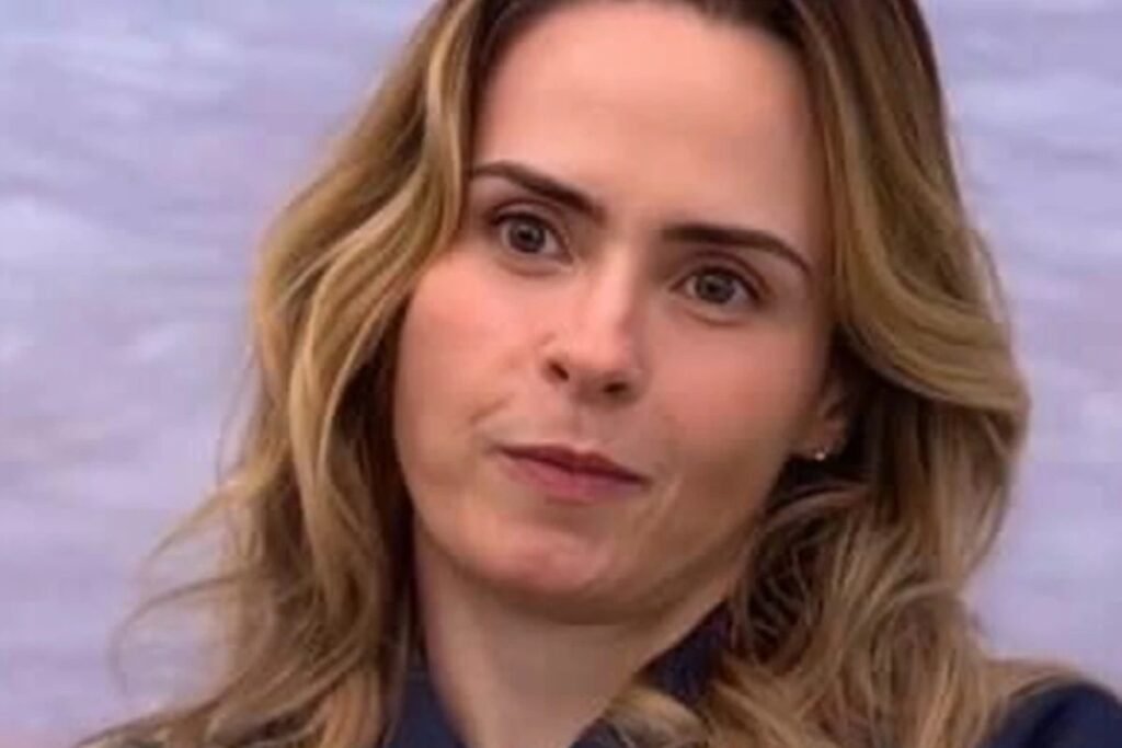 Quem Ana Paula Renault deve indicar ao paredão no BBB 26? 🤔 Ana Paula, líder da semana, planeja indicar Alberto Cowboy, seu maior rival no jogo. A decisão será tomada na próxima sexta-feira, 27/3. Quais são as alternativas de Ana Paula se Alberto Cowboy estiver imune? Se Alberto escapar, Ana Paula considera votar em Jordana Morais ou Chaiany Andrade. Por que Chaiany Andrade preocupa Ana Paula? Ana Paula vê Chaiany como um risco no jogo, mas reconhece que ela talvez não seja eliminada agora. Ana Paula Renault é um destaque no BBB 26? Sim, Ana Paula é um dos destaques da edição, chamando atenção por suas estratégias e decisões.