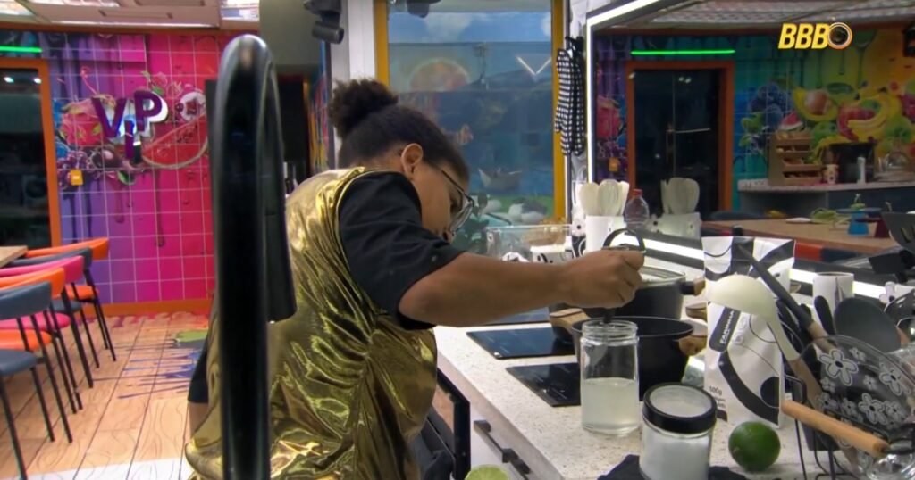 Por que Tadeu Schmidt repreendeu Milena ao vivo no BBB 26? Tadeu Schmidt repreendeu Milena por preparar uma mistura com limão, sal e caldo de frango para enganar os colegas, destacando os riscos à saúde. Quais foram as consequências da atitude de Milena no BBB 26? Milena foi chamada ao Confessionário e orientada a descartar o líquido, recebendo uma repreensão ao vivo de Tadeu. O que Milena disse após ser repreendida por Tadeu? Milena justificou que não queria envenenar ninguém, mas sim pegar o "ladrão do suco", mostrando indignação ao descartar a mistura. Como a produção do BBB 26 lidou com a situação criada por Milena? A produção interveio rapidamente, chamando Milena ao Confessionário e garantindo que a mistura fosse descartada para evitar riscos. Qual foi a reação dos outros participantes ao "suco" de Milena? Os detalhes sobre a reação dos outros participantes não foram especificados, mas a situação gerou tensão e discussão na casa. Por que a atitude de Milena foi considerada perigosa? A mistura poderia causar problemas de saúde, e a produção enfatizou a importância de manter a segurança dos participantes. Como o público reagiu à repreensão de Tadeu a Milena? A reação do público não foi detalhada, mas a situação gerou comentários nas redes sociais, destacando a importância da segurança no programa.