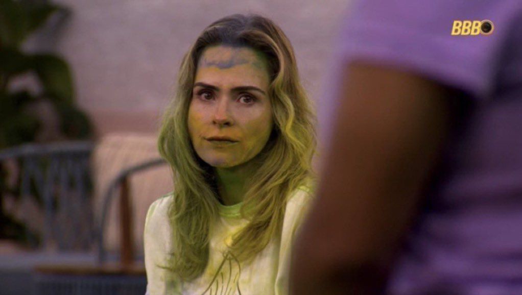 O que aconteceu entre Tadeu Schmidt e Ana Paula no BBB 26? Durante a dinâmica "Chato de Galocha", Tadeu Schmidt perdeu a paciência com Ana Paula ao vivo. Por que Tadeu Schmidt advertiu Ana Paula? Ana Paula foi advertida em diversos momentos por sua postura durante a dinâmica, o que levou Tadeu a intervir. Qual foi a reação do público ao incidente? O público ficou dividido, com alguns apoiando Tadeu e outros defendendo Ana Paula. Como isso pode impactar o jogo de Ana Paula? A advertência pode influenciar a percepção dos outros participantes e do público sobre Ana Paula. O que é a dinâmica "Chato de Galocha"? É uma atividade do BBB 26 que visa testar a paciência e a convivência entre os participantes. Quais são as possíveis consequências para Ana Paula? Dependendo da repercussão, Ana Paula pode enfrentar dificuldades no jogo ou ganhar mais visibilidade. Como Tadeu Schmidt costuma lidar com situações tensas no BBB? Tadeu geralmente mantém a calma, mas neste caso, a situação exigiu uma intervenção mais firme.