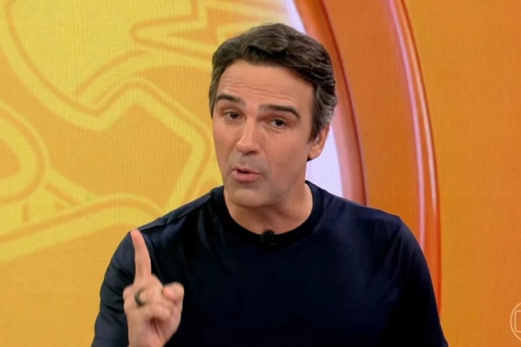 **O Big Brother Brasil 26** está trazendo uma novidade que promete agitar ainda mais os fãs do reality show. Segundo a publicação do Metrópoles, o programa terá uma **eliminação no domingo**, dia 29 de março, em um horário inédito. Mas como isso vai funcionar e o que mais muda na dinâmica do jogo? **Qual é a mudança na programação do BBB 26?** A principal alteração na programação do **BBB 26** é a inclusão de duas exibições ao vivo no domingo. A primeira transmissão ocorrerá à tarde, às 14h55, logo após a Temperatura Máxima, e será responsável por eliminar um participante. Mais tarde, após o Fantástico, o reality retorna em seu horário tradicional, já com um novo ciclo em andamento. Essa mudança marca a entrada do jogo no chamado “modo turbo”, conforme explicado por Tadeu Schmidt durante o programa de quarta-feira, 26 de março. **O que é o “modo turbo” no BBB 26?** O “modo turbo” é uma fase do **BBB 26** que intensifica as dinâmicas do jogo e reduz o intervalo entre eliminações. Isso significa que os participantes enfrentarão provas e formações de paredão em um ritmo mais acelerado. A semana já será mais corrida antes mesmo de domingo, com a Prova do Líder dividida em duas etapas na quinta-feira, 26 de março, e a Prova do Anjo acontecendo na sexta-feira, 27 de março. **Como será formado o paredão triplo?** Ainda na sexta-feira, os participantes formarão um **paredão triplo**. O líder da semana indicará um nome, enquanto os dois mais votados pela casa completarão a berlinda. Desta vez, não haverá a tradicional Prova Bate e Volta, o que aumenta a tensão entre os confinados. Com isso, o domingo terá eliminação durante o dia e, poucas horas depois, o início de uma nova rodada do jogo, com mais um paredão definido na mesma noite. **O que acontece após a eliminação no domingo?** Após a eliminação no domingo à tarde, o **BBB 26** retorna à noite com a Prova do Líder e a formação de um novo paredão. Essa dinâmica mais rápida promete manter os participantes e o público em constante expectativa, já que as decisões e estratégias precisam ser tomadas em um curto espaço de tempo. **Como acompanhar as novidades do BBB 26?** Para os fãs que desejam ficar por dentro de todas as novidades do **BBB 26**, o Metrópoles oferece a possibilidade de receber notícias de entretenimento e celebridades diretamente no WhatsApp. Basta acessar o canal de notícias do Metrópoles no aplicativo. Além disso, é possível seguir o perfil Metrópoles Fun no Instagram para atualizações sobre o universo dos famosos e do entretenimento. Com essas mudanças, o **BBB 26** promete ser ainda mais emocionante, com dinâmicas que desafiam os participantes e mantêm o público engajado. A expectativa é que o “modo turbo” traga surpresas e reviravoltas que marcarão esta edição do reality show.