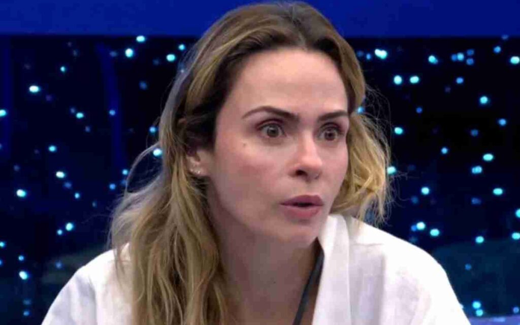 O que Ana Paula disse no BBB26 que gerou polêmica? Ana Paula afirmou que "tem que criminalizar", gerando grande repercussão entre os participantes e o público. Por que o comentário de Ana Paula foi tão controverso? A fala foi vista como radical e provocou debates sobre liberdade de expressão e limites em discussões públicas. Qual foi a reação dos outros participantes do BBB26? Os participantes ficaram divididos; alguns apoiaram Ana Paula, enquanto outros criticaram sua postura. Como o público reagiu à declaração de Ana Paula? A audiência se manifestou intensamente nas redes sociais, com opiniões polarizadas sobre o comentário. Qual é o projeto que Ana Paula defende? Ana Paula apoia um projeto polêmico, mas detalhes específicos sobre o projeto não foram divulgados. Quais são as possíveis consequências para Ana Paula no BBB26? A declaração pode afetar sua popularidade no programa, influenciando votações futuras e sua permanência na casa. Como essa polêmica pode impactar o BBB26? A controvérsia pode aumentar a audiência, mas também levanta questões sobre os limites do discurso no reality show.