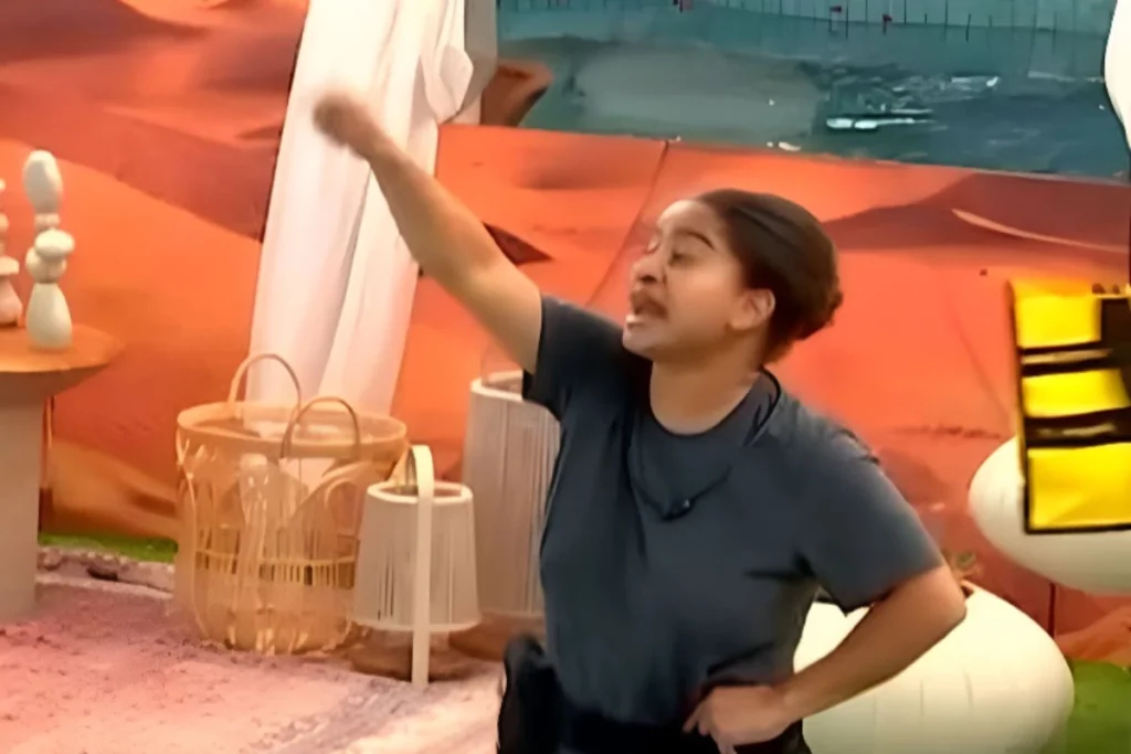 **Gritaria no Big Brother Brasil 26** aconteceu em meio a uma confusão na cozinha da casa, segundo a publicação do TV Prime. O incidente ocorreu durante uma discussão acalorada entre os participantes, que rapidamente escalou para um tumulto generalizado. A situação se intensificou quando Milena, uma das participantes, perdeu a paciência e acabou dando uma chinelada em um dos colegas de confinamento. Este episódio destacou as tensões crescentes dentro da casa, que têm sido uma característica marcante desta edição do programa. A confusão na cozinha começou com um desentendimento sobre a divisão das tarefas domésticas, um tema recorrente em edições passadas do reality show. Segundo a publicação, a falta de consenso sobre quem deveria assumir determinadas responsabilidades gerou um clima de animosidade entre os participantes. A situação foi agravada por provocações mútuas, que culminaram em uma troca de gritos e ofensas. O ambiente, já tenso devido à convivência prolongada e à pressão do jogo, tornou-se ainda mais volátil com a intervenção de Milena, que, em um momento de frustração, recorreu à agressão física. Este episódio de gritaria e confusão no **Big Brother Brasil 26** reflete as dinâmicas complexas de convivência e competição que o programa promove. A publicação destaca que situações como essa são comuns em reality shows, onde a interação constante e a falta de privacidade podem levar a conflitos intensos. Além disso, a edição atual tem sido marcada por personalidades fortes e estratégias de jogo agressivas, que contribuem para um ambiente propenso a confrontos. A repercussão do incidente na cozinha ilustra como o programa continua a capturar a atenção do público, gerando debates sobre comportamento e limites dentro do confinamento.