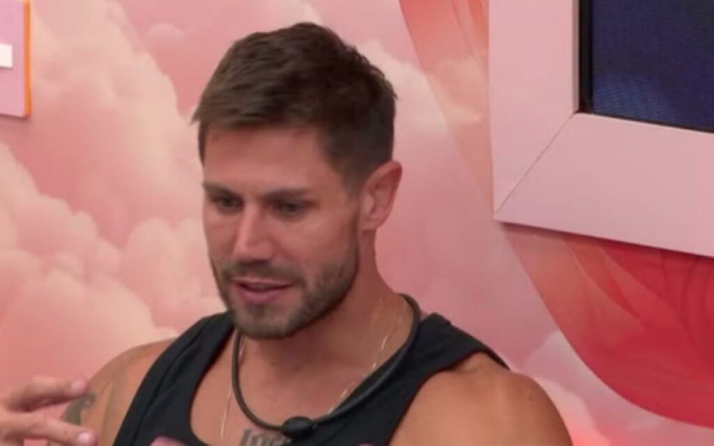 No **BBB26**, o participante **Jonas** se tornou o centro das atenções após protagonizar uma situação constrangedora com um de seus colegas de confinamento. Segundo a publicação da **Área VIP**, o episódio ocorreu durante uma conversa casual entre os brothers, quando Jonas fez um comentário inesperado que deixou todos surpresos. A reação imediata dos outros participantes foi de espanto, e a cena rapidamente ganhou destaque nas redes sociais, tornando-se um dos assuntos mais comentados entre os fãs do programa. A situação gerou uma série de discussões dentro e fora da casa, com muitos espectadores debatendo o comportamento de Jonas e as possíveis consequências de suas palavras. De acordo com o site, o relato de Jonas foi tão impactante que alguns participantes ficaram sem reação, enquanto outros tentaram amenizar o clima tenso que se instalou. A dinâmica do grupo foi temporariamente alterada, com alguns brothers se distanciando de Jonas, enquanto outros procuraram entender melhor o contexto do ocorrido. A repercussão do episódio não se limitou apenas ao ambiente do reality show. Nas redes sociais, a reação dos internautas foi intensa, com muitos compartilhando suas opiniões sobre a atitude de Jonas. Segundo a **Área VIP**, a viralização do momento destacou a capacidade do programa de gerar debates acalorados e de manter o público engajado. A situação também levantou questões sobre os limites do comportamento aceitável dentro do confinamento e como os participantes lidam com situações inesperadas e constrangedoras.