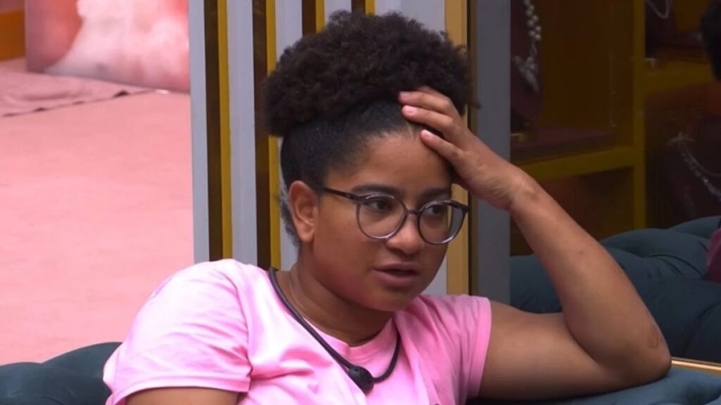 No **BBB26**, a participante Milena levantou uma teoria intrigante ao notar uma alteração no horário das atividades dentro da casa. Segundo a publicação do site Área VIP, Milena associou essa mudança à saúde do ex-presidente Jair Bolsonaro. A especulação gerou surpresa entre os demais confinados, que não esperavam que um assunto externo à casa pudesse influenciar a rotina do reality show. A menção ao ex-presidente trouxe à tona discussões sobre a influência de eventos políticos e sociais no programa, que é conhecido por ser um microcosmo da sociedade brasileira. A teoria de Milena, conforme relatado pelo site, sugere que a alteração no cronograma do programa poderia estar relacionada a notícias sobre a saúde de Bolsonaro. Essa hipótese, embora não confirmada, despertou a curiosidade dos participantes e do público, que começaram a especular sobre possíveis conexões entre o reality show e acontecimentos externos. O **BBB**, ao longo dos anos, tem sido um reflexo das tensões e debates que permeiam a sociedade, e a menção a Bolsonaro dentro da casa é um exemplo de como questões políticas podem ressoar em ambientes de entretenimento. Além disso, a discussão levantada por Milena destaca a maneira como os participantes do **BBB26** estão atentos ao que acontece fora da casa, mesmo isolados do mundo exterior. A capacidade de relacionar eventos externos com a dinâmica do programa demonstra a interconexão entre o reality e a realidade social e política do Brasil. Segundo o site Área VIP, essa situação gerou debates acalorados entre os confinados, que passaram a discutir não apenas a saúde de Bolsonaro, mas também o impacto de figuras políticas na vida cotidiana dos brasileiros.