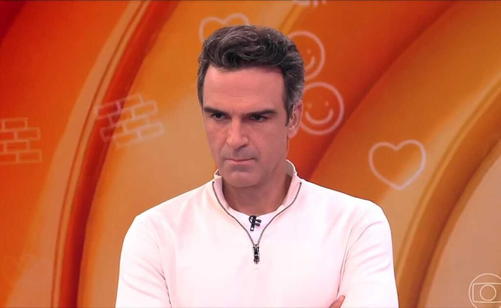 O que aconteceu no BBB26 que deixou Tadeu Schmidt revoltado? 🤔 Tadeu Schmidt apareceu visivelmente incomodado ao anunciar uma decisão drástica após Milena preparar um líquido duvidoso para os rivais. A produção do reality decidiu advertir a participante e descartar o líquido imediatamente. Por que a atitude de Milena foi considerada errada? A ação de Milena foi vista como errada por tentar enganar os colegas com um líquido suspeito, o que poderia afetar a saúde dos participantes e a imagem do programa. Quais foram as consequências para Milena após o incidente? Milena recebeu uma advertência da produção do BBB26 e teve que descartar o líquido imediatamente, evitando que a situação se agravasse. Como a produção do BBB26 lida com situações de risco? A produção conta com uma equipe médica atenta para garantir a segurança dos participantes e toma medidas rápidas para evitar que situações de risco avancem. Qual foi a reação de Ana Paula Renault ao incidente? Ana Paula Renault, do time dos Veteranos, ficou visivelmente irritada e perdeu o controle ao comunicar a situação à produção, soltando alguns palavrões. O que mais aconteceu no BBB26 recentemente? Além do incidente com Milena, Ludmilla tomou bronca por cantar parabéns, e Juliano e Samira se desentenderam, com acusações de falta de higiene.