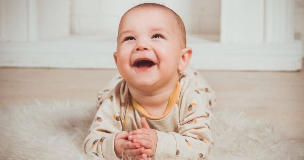 Qual é o nome da geração dos bebês nascidos em 2026? A geração dos bebês nascidos em 2026 será chamada de Geração Beta, segundo especialistas e consultorias de tendências. Por que o nome Geração Beta foi escolhido? O nome Geração Beta segue a transição para o alfabeto grego após a Geração Alpha, refletindo mudanças tecnológicas e sociais. Quem são os membros da Geração Beta? A Geração Beta inclui os nascidos entre 2025 e 2039, sucedendo a Geração Alpha, que abrange os nascidos entre 2010 e 2024. Quais são as características esperadas para a Geração Beta? A Geração Beta crescerá em um mundo integrado à inteligência artificial, automação e experiências digitais, moldando comportamento e aprendizagem. Como a tecnologia influenciará a Geração Beta? A tecnologia avançada estará presente desde cedo, com IA em educação, saúde, transporte e entretenimento, tornando o mundo físico e digital mais fluido. Quais são as tendências tecnológicas para a Geração Beta? A Geração Beta viverá em uma era de personalização intensa, com sistemas ajustando aprendizado, compras e interações de forma automatizada. Além da tecnologia, quais fatores influenciarão a Geração Beta? Sustentabilidade, urbanização e mudanças climáticas terão grande impacto nas expectativas e valores da Geração Beta. Por que o nome Geração Sigma não é o mais aceito? Embora "Geração Sigma" apareça em alguns sites virais, não é a classificação principal nas fontes mais conhecidas sobre estudos geracionais. Qual é a importância de usar o nome Geração Beta? Usar o nome Geração Beta é mais seguro, pois é respaldado por fontes de referência e especialistas que consolidaram rótulos recentes. Como a Geração Beta se compara à Geração Alpha? A Geração Alpha já nasceu cercada por tecnologia, mas a Geração Beta terá a inteligência artificial ainda mais naturalizada e incorporada à rotina. Quais são as expectativas para o futuro da Geração Beta? A Geração Beta provavelmente terá contato com tecnologias avançadas desde cedo, influenciando comportamento, aprendizagem e relações de trabalho. Como a Geração Beta lidará com a personalização intensa? A personalização intensa permitirá que sistemas ajustem aprendizado, compras e interações de forma automatizada, moldando a experiência cotidiana. Quais são os desafios que a Geração Beta enfrentará? A Geração Beta enfrentará desafios relacionados à sustentabilidade, urbanização e mudanças climáticas, influenciando suas expectativas e valores. Como a Geração Beta influenciará o futuro? A Geração Beta, moldada por tecnologia e questões globais, terá um papel significativo na definição de novas normas sociais e culturais. Por que é importante entender a Geração Beta? Compreender a Geração Beta ajuda a antecipar mudanças sociais e tecnológicas, preparando-se para um futuro cada vez mais digital e interconectado.