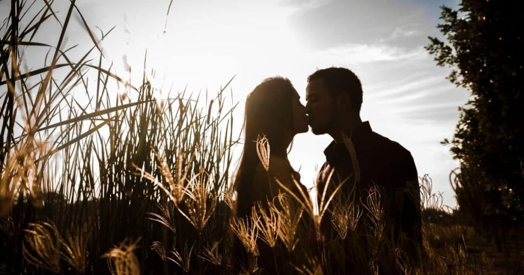 Por que beijar todos os dias pode impactar sua saúde? Beijar frequentemente ativa respostas químicas no corpo, liberando neurotransmissores e hormônios ligados ao prazer e à conexão, enquanto reduz o cortisol, hormônio do estresse. Como o beijo afeta o bem-estar físico e mental? A redução do cortisol diminui a tensão, e o aumento da frequência cardíaca melhora a circulação, oxigenando os tecidos e estimulando o sistema imune. Qual é a duração ideal de um beijo para obter benefícios? Um beijo de cerca de 6 segundos já ativa respostas fisiológicas importantes, mostrando que a qualidade do contato é mais relevante que a duração. Beijar pode substituir outros hábitos saudáveis? Não, beijar complementa o bem-estar, mas não substitui alimentação equilibrada, sono adequado e atividade física. Como incluir o beijo na rotina pode melhorar a saúde emocional? Momentos breves de conexão diária podem gerar benefícios reais para o corpo e a saúde emocional, promovendo relaxamento e conexão.