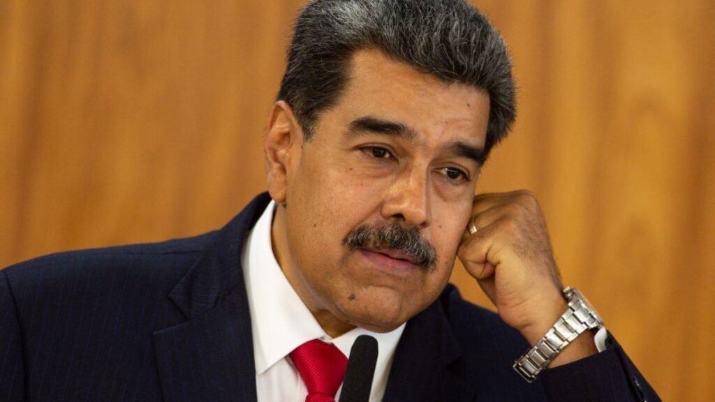 Por que Nicolás Maduro está preso nos Estados Unidos? Nicolás Maduro foi preso por acusações de narcoterrorismo e tráfico de drogas. Ele foi detido em Caracas e transferido para os EUA, onde permanece sob custódia. Qual foi a reação de Nicolás Maduro após sua prisão? Maduro afirmou estar "bem, firme, sereno e em oração permanente". Ele expressou gratidão pelo apoio recebido de aliados e simpatizantes. Quem mais foi detido junto com Nicolás Maduro? Cilia Flores, esposa de Nicolás Maduro, também foi detida na mesma operação conduzida pelas forças armadas norte-americanas. Como Nicolás Maduro se comunica com o público? Maduro publicou uma mensagem nas redes sociais, agradecendo o apoio recebido e destacando que cartas e e-mails fortalecem sua "alma e espírito". Qual foi a decisão recente da Justiça de Nova York sobre o caso? Um juiz federal rejeitou o pedido da defesa de Maduro para arquivar as acusações de narcoterrorismo e tráfico de drogas. Onde Nicolás Maduro está detido atualmente? Maduro está sob custódia no Centro de Detenção Metropolitano (MDC) no Brooklyn, Nova York. Qual é a importância das mensagens de apoio para Nicolás Maduro? Maduro afirmou que as mensagens de apoio enchem sua alma e são fundamentais para manter seu espírito forte durante a reclusão. Quando Nicolás Maduro foi preso? Ele foi preso em 3 de janeiro de 2026, durante uma operação militar em Caracas. Qual é o impacto da prisão de Maduro na Venezuela? A prisão de Maduro pode gerar instabilidade política na Venezuela, afetando a dinâmica interna do país. Como a comunidade internacional está reagindo à prisão de Maduro? A prisão de Maduro gerou reações mistas, com alguns países apoiando a ação dos EUA e outros criticando a intervenção. Quais são as acusações específicas contra Nicolás Maduro? Maduro enfrenta acusações de tráfico de drogas e narcoterrorismo, crimes considerados graves pela Justiça dos EUA. Qual é o papel de Cilia Flores no caso? Cilia Flores, esposa de Maduro, foi detida na mesma operação e está envolvida nas acusações que pesam contra ele. Como a prisão de Maduro afeta suas relações com aliados? A prisão pode enfraquecer as alianças de Maduro, mas ele continua recebendo apoio de alguns aliados que se manifestaram publicamente. O que pode acontecer com Nicolás Maduro após o julgamento? Se condenado, Maduro pode enfrentar uma longa pena de prisão nos Estados Unidos, impactando seu futuro político. Como a população venezuelana está reagindo à prisão de Maduro? A reação é dividida, com alguns apoiando Maduro e outros vendo a prisão como uma oportunidade para mudança política. Qual é a expectativa para o futuro político da Venezuela sem Maduro? A ausência de Maduro pode abrir espaço para novas lideranças e mudanças na política venezuelana. Como a prisão de Maduro influencia a política internacional? A prisão pode afetar as relações diplomáticas entre Venezuela e outros países, além de influenciar a política regional na América Latina. Quais são os próximos passos no processo judicial contra Maduro? O processo judicial continuará nos EUA, com audiências e possíveis apelações por parte da defesa de Maduro. Como Maduro está lidando com a reclusão nos EUA? Maduro afirma estar em oração e se fortalecendo com o apoio recebido, mantendo-se firme durante o período de detenção.