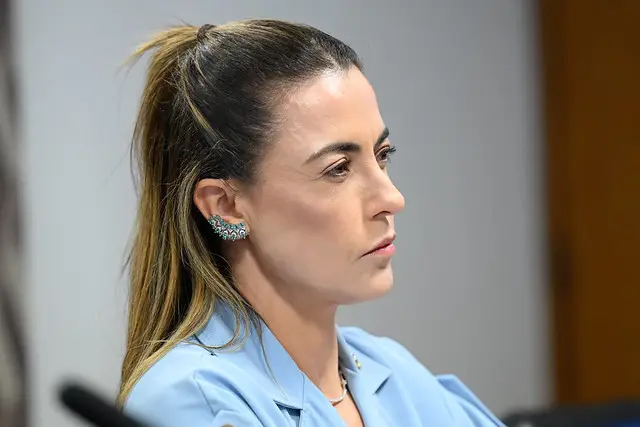 Qual foi a acusação feita por Soraya Thronicke contra Alfredo Gaspar? Soraya Thronicke acusou Alfredo Gaspar de estupro e pedofilia sem apresentar provas, gerando grande polêmica. Por que a acusação de Soraya Thronicke é problemática? A acusação é problemática porque, sem provas, configura calúnia, crime previsto no Artigo 138 do Código Penal. Como Soraya Thronicke justificou sua acusação? Ela afirmou que a acusação só poderia ser refutada com um exame de DNA, o que gerou críticas. Qual foi a reação de Bia Kicis à atitude de Soraya? Bia Kicis chamou Soraya de "sirigaita", termo usado para descrever uma mulher ladina e desinibida. O que Ana Paula Henkel comentou sobre o caso? Ana Paula Henkel criticou Soraya, chamando-a de "vil e desprezível" e afirmando que ela envergonha as mulheres. Quais são as consequências legais de uma acusação sem provas? Acusar sem provas pode resultar em processos por calúnia, difamação e danos morais. Por que a atitude de Soraya é vista como um "inconveniente"? Soraya minimizou a gravidade da acusação, tratando-a como um simples "inconveniente". Qual é a opinião de J.R. Guzzo sobre o caso? J.R. Guzzo critica a postura de Soraya e Lindbergh, sugerindo que eles protegem interesses escusos. Como a acusação afeta a imagem de Soraya? A acusação sem provas pode manchar a reputação de Soraya, levando ao desprezo público. O que significa o termo "sirigaita" no contexto brasileiro? "Sirigaita" é um termo coloquial para descrever uma mulher esperta e ambiciosa, geralmente com conotação negativa. Qual é a importância do ônus da prova em acusações criminais? O ônus da prova é fundamental para garantir justiça, evitando acusações infundadas. Como a sociedade vê acusações sem provas? Acusações sem provas são vistas como irresponsáveis e podem desacreditar o acusador. Qual é o papel da mídia em casos de acusações sem provas? A mídia deve investigar e reportar com responsabilidade, evitando sensacionalismo. Como a acusação impacta a CPMI do INSS? A acusação pode desviar o foco dos trabalhos da CPMI, prejudicando investigações importantes. Qual é a responsabilidade de figuras públicas em suas declarações? Figuras públicas devem ser responsáveis, pois suas declarações têm grande impacto social. Como o caso reflete sobre a política brasileira? O caso evidencia problemas de ética e responsabilidade na política brasileira. Qual é a reação do público a acusações infundadas? O público tende a reagir com indignação e ceticismo a acusações sem provas. Como a acusação pode afetar a carreira política de Soraya? A acusação pode prejudicar a credibilidade e a carreira política de Soraya. Qual é a importância de provas em casos de crimes graves? Provas são essenciais para garantir que a justiça seja feita e evitar injustiças. Como o caso pode influenciar futuras legislações sobre calúnia? O caso pode levar a debates sobre a necessidade de leis mais rígidas contra calúnia. Qual é o impacto de acusações falsas na vida das vítimas? Acusações falsas podem destruir reputações e causar danos emocionais irreparáveis. Como a sociedade pode prevenir acusações infundadas? Educação e conscientização sobre responsabilidade e ética podem ajudar a prevenir tais casos. Qual é o papel do Direito em casos de calúnia? O Direito busca proteger a honra e a dignidade das pessoas, punindo acusações infundadas. Como o caso de Soraya pode servir de exemplo para outros políticos? O caso pode servir como alerta sobre as consequências de acusações irresponsáveis. Qual é a importância da ética na política? A ética é crucial para garantir a confiança pública e a integridade das instituições políticas. Como a justiça pode ser garantida em casos de acusações sem provas? A justiça é garantida por meio de investigações rigorosas e respeito ao devido processo legal. Qual é o papel dos advogados em casos de calúnia? Advogados defendem os direitos das vítimas e buscam reparação por danos causados por calúnia. Como a sociedade pode apoiar vítimas de acusações falsas? Apoio emocional e legal são fundamentais para ajudar vítimas a superar os danos causados. Qual é a mensagem final que o caso de Soraya deixa para a sociedade? O caso destaca a importância da responsabilidade e da ética, especialmente em figuras públicas.