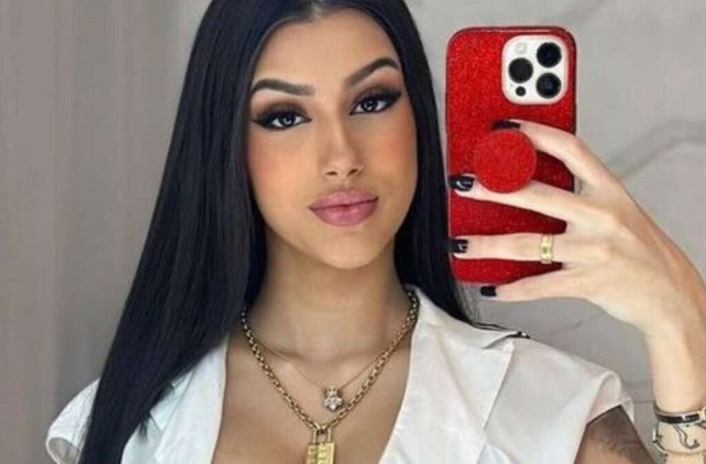 Por que Bia Miranda teve dólares falsos apreendidos? A Polícia Civil do Rio de Janeiro apreendeu US$ 40 mil em cédulas falsas na casa de Bia Miranda. Ela explicou que comprou as notas na Shein para uma produção visual e negou envolvimento em esquemas ilegais. Como Bia Miranda justificou a compra das notas falsas? Bia afirmou que as notas eram para um projeto fotográfico, inspirado em fotos gringas, e não para enganar seguidores. As cédulas estavam lacradas quando apreendidas. Qual a origem das notas falsas compradas por Bia Miranda? Bia revelou que adquiriu as notas cinematográficas na Shein, pagando cerca de R$ 16 por pacote, para uso exclusivo em uma produção visual. As notas falsas tinham algum outro propósito? Segundo Bia, as notas eram apenas para fotos e não tinham intenção de enganar ou serem usadas em campanhas de apostas. O que mais foi apreendido na casa de Bia Miranda? Além das notas, chaves douradas foram confiscadas. Bia explicou que eram parte do conceito estético das fotos e não tinham valor financeiro. Como Bia Miranda provou sua inocência? Ela mencionou que seu celular, contendo conversas com sua assessora sobre o projeto, foi retido. Isso provaria que as notas eram para fotos, não para fraudes. Bia Miranda desafiou alguém a provar seu envolvimento? Sim, ela desafiou o público e a polícia a encontrar qualquer registro dela ostentando as cédulas na internet, reforçando sua inocência.