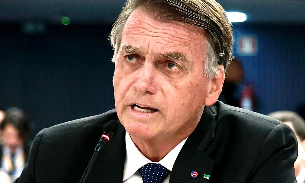 O ex-presidente **Jair Bolsonaro** continua internado na **Unidade de Terapia Intensiva (UTI)**, onde está em tratamento devido a uma **pneumonia bacteriana bilateral**. Esta condição de saúde surgiu como consequência de uma **broncopneumonia**, conforme relatado pela publicação. Apesar de ainda estar na UTI, Bolsonaro apresentou sinais de melhora em seu quadro clínico, o que é um indicativo positivo em sua recuperação. A pneumonia bacteriana bilateral é uma infecção que afeta ambos os pulmões e pode ser bastante grave, especialmente em pacientes com histórico de saúde delicado. Segundo a publicação, o tratamento de Bolsonaro está sendo conduzido com rigor, envolvendo o uso de antibióticos específicos para combater a infecção bacteriana. A evolução do quadro clínico do ex-presidente é monitorada de perto pela equipe médica, que busca garantir que a infecção seja controlada e que não haja complicações adicionais. A permanência na UTI é uma medida preventiva para assegurar que Bolsonaro receba o suporte necessário, caso haja qualquer alteração em seu estado de saúde. A atenção médica intensiva é crucial para pacientes com pneumonia bacteriana, pois permite uma resposta rápida a qualquer mudança no quadro clínico. A recuperação de Bolsonaro é acompanhada com interesse por muitos, dada sua posição de destaque na política brasileira. A pneumonia bacteriana bilateral, como resultado de uma broncopneumonia, é uma condição que requer cuidados intensivos e pode demandar um tempo considerável de recuperação. A melhora apresentada pelo ex-presidente é um sinal encorajador, mas a continuidade do tratamento na UTI indica que a situação ainda requer atenção e cuidados especializados. A evolução do tratamento será fundamental para determinar quando Bolsonaro poderá deixar a UTI e prosseguir com sua recuperação em um ambiente menos crítico.