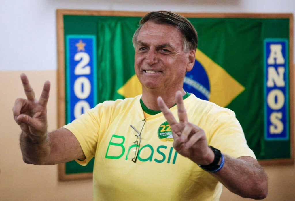 O ex-presidente **Jair Bolsonaro** completa 71 anos neste sábado, 21 de outubro, enquanto cumpre uma pena de 27 anos de prisão por sua suposta participação em uma trama golpista. Desde janeiro, Bolsonaro está detido no 19º Batalhão da Polícia Militar, em Brasília. No entanto, ele foi transferido para o **Hospital DF Star** no último dia 13, após sentir um mal-estar em sua cela. Durante este período, sua família tem utilizado as redes sociais para prestar homenagens ao ex-presidente, destacando momentos importantes de sua vida e carreira política, segundo a publicação do site Poder Nacional. A internação de Bolsonaro no Hospital DF Star tem sido um ponto de atenção, especialmente para seus apoiadores e familiares, que acompanham de perto seu estado de saúde. Segundo o site Poder Nacional, a transferência para o hospital ocorreu como medida preventiva, visando garantir que ele receba o tratamento médico necessário. O ex-presidente tem enfrentado diversos desafios desde sua prisão, e sua saúde tem sido uma preocupação constante para aqueles próximos a ele. A situação de Bolsonaro reflete a complexidade de sua trajetória política e pessoal, marcada por momentos de intensa polarização e controvérsia. Nas redes sociais, as homenagens da família de Bolsonaro destacam sua trajetória e legado político. Segundo a publicação, os familiares têm compartilhado mensagens de apoio e carinho, ressaltando a importância de sua liderança e as conquistas durante seu mandato presidencial. Essas manifestações de afeto e reconhecimento ocorrem em um momento delicado para o ex-presidente, que enfrenta não apenas questões legais, mas também desafios relacionados à sua saúde. As homenagens servem como um lembrete do impacto duradouro de sua figura na política brasileira e do apoio contínuo de seus seguidores e familiares.