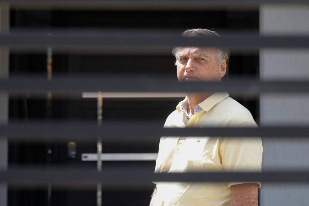 O ex-presidente Jair **Bolsonaro** obteve o direito de cumprir sua pena em **prisão domiciliar** após receber alta médica, conforme decisão do ministro Alexandre de Moraes, do Supremo Tribunal Federal (STF). Essa decisão foi tomada em caráter humanitário devido ao estado de saúde de Bolsonaro, que recentemente completou 71 anos e está em tratamento por uma pneumonia bacteriana bilateral. A Procuradoria-Geral da República (PGR) também se manifestou favoravelmente à concessão do pedido, considerando as condições de saúde do ex-presidente. Entretanto, as iniciativas de seus aliados para **reduzir ou anular as penas** relacionadas às condenações por tentativa de golpe de Estado enfrentam obstáculos no Congresso Nacional. O **Projeto de Lei da Dosimetria**, que poderia diminuir a condenação de Bolsonaro, foi vetado integralmente pelo presidente Lula em 8 de janeiro. Atualmente, o projeto aguarda a análise dos vetos em uma sessão do Congresso, cuja convocação tem sido adiada pelo presidente do Senado, Davi Alcolumbre. Por que a sessão do Congresso não foi convocada? Segundo a publicação, Alcolumbre tem evitado a convocação devido à possibilidade de instalação automática de uma Comissão Parlamentar de Inquérito (CPI) mista para investigar o caso do Banco Master, caso a sessão seja aberta. Apesar de haver assinaturas suficientes para a criação da CPI, Alcolumbre se posiciona contra sua instauração. Houve tentativas de negociação para colocar a dosimetria em pauta? O presidente do PL, Valdemar Costa Neto, afirmou ter recebido propostas de acordos de congressistas, incluindo Alcolumbre, para discutir a dosimetria em troca da retirada da CPI. No entanto, essa afirmação foi desmentida por Alcolumbre, que também declarou que ainda não há data para a análise dos vetos. E quanto à proposta de anistia? O projeto de lei que propõe anistia aos condenados não tem avançado na Câmara dos Deputados. Durante a presidência de Hugo Motta, que se alinhou a pautas do governo Lula, a expectativa é de que o projeto não prospere, uma vez que Motta busca evitar conflitos com temas polêmicos. Por que Bolsonaro perdeu o direito à prisão domiciliar anteriormente? Em novembro, Bolsonaro perdeu esse direito após violar as condições de uso da tornozeleira eletrônica, que era utilizada para seu monitoramento. Agora, com a nova concessão da prisão domiciliar, ele deverá voltar a usar a tornozeleira e permanecer em sua residência em Brasília. O ministro Alexandre de Moraes destacou que qualquer descumprimento das medidas resultará na revisão do benefício. A situação jurídica de Bolsonaro continua a ser um tema de intenso debate político no Brasil. Enquanto a questão da prisão domiciliar foi resolvida temporariamente, as discussões sobre a dosimetria e a anistia permanecem em aberto, refletindo as complexidades e tensões do cenário político atual.