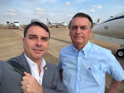 **Jair Bolsonaro e o Regime Domiciliar: Quem Está Autorizado a Visitá-lo?** A recente decisão do ministro **Alexandre de Moraes**, do Supremo Tribunal Federal (**STF**), de permitir que o ex-presidente **Jair Bolsonaro** cumpra pena em regime domiciliar por 90 dias, trouxe à tona diversas questões sobre quem está autorizado a visitá-lo durante esse período. Segundo a publicação do Portal Leo Dias, a defesa de Bolsonaro enviou ao STF uma lista de profissionais que podem visitá-lo sem a necessidade de permissão judicial prévia. Mas quem são essas pessoas e quais são as regras que devem seguir? **Quem está na lista de visitantes autorizados?** A lista inclui principalmente **advogados** e pessoas próximas ao ex-presidente. Entre os nomes destacados estão o senador **Flávio Bolsonaro**, filho de Jair Bolsonaro, e o ex-ministro **Adolfo Sachsida**, que liderou o Ministério de Minas e Energia. Além deles, outros seis advogados fazem parte da equipe de defesa de Bolsonaro. Todos esses profissionais terão acesso livre à residência do ex-presidente, sem a necessidade de agendamento prévio ou permissão adicional do STF. **Quais são as regras para as visitas?** Mesmo com a autorização, os advogados devem seguir regras específicas, semelhantes às aplicadas em sistemas prisionais. Cada visita pode durar até 30 minutos e deve ocorrer entre 8h20 e 18h. Além disso, o uso de celulares na residência está proibido, e a **Polícia Militar do Distrito Federal (PMDF)** será responsável por realizar revistas nos visitantes. **Quem mais está autorizado a frequentar a residência de Bolsonaro?** Além dos advogados, a lista inclui 12 funcionários que trabalham na residência de Bolsonaro. Esses profissionais são responsáveis por segurança, transporte e limpeza. A presença deles é essencial para o funcionamento diário da casa durante o período de regime domiciliar. **E quanto à equipe médica?** A saúde de Jair Bolsonaro é uma preocupação constante, especialmente após seu diagnóstico de **broncopneumonia**. De acordo com a publicação, a defesa de Bolsonaro ainda enviará ao STF os nomes dos profissionais de saúde que o acompanharão. Relatórios médicos semanais também serão fornecidos para atualizar o tribunal sobre as condições clínicas do ex-presidente. **Por que Bolsonaro está em regime domiciliar?** A decisão de permitir que Bolsonaro cumpra pena em casa está relacionada ao seu estado de saúde. Ele foi internado em uma unidade privada de saúde em Brasília após apresentar mal-estar durante sua prisão na Papudinha. O diagnóstico foi de pneumonia causada por broncoaspiração, e ele passou cerca de dez dias na Unidade de Terapia Intensiva (**UTI**). **Conclusão** A autorização para que Jair Bolsonaro cumpra pena em regime domiciliar por 90 dias envolve uma série de regras e uma lista específica de pessoas autorizadas a visitá-lo. Entre advogados, funcionários e profissionais de saúde, a estrutura montada busca atender às necessidades legais e de saúde do ex-presidente. A decisão do STF, conforme relatado pela publicação, reflete a complexidade do caso e a importância de garantir que todas as normas sejam seguidas durante esse período.