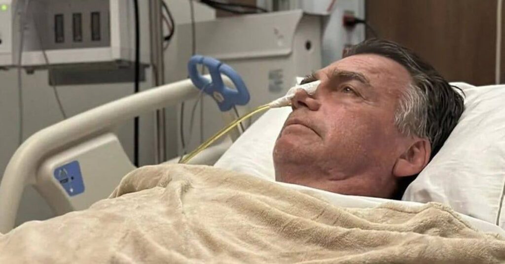 O ex-presidente Jair **Bolsonaro** foi transferido da Unidade de Terapia Intensiva (UTI) para uma unidade semi-intensiva em um hospital de Brasília, conforme informou sua esposa, **Michelle Bolsonaro**. Ele está internado para tratar uma **broncopneumonia**, condição que afeta os pulmões e pode causar sintomas como tosse, febre e dificuldade para respirar. A mudança para uma unidade semi-intensiva indica uma melhora em seu quadro clínico, permitindo cuidados menos intensivos, mas ainda sob vigilância médica constante. A **broncopneumonia** é uma inflamação que afeta os brônquios e os alvéolos pulmonares, frequentemente causada por infecções bacterianas ou virais. Segundo especialistas, o tratamento geralmente envolve o uso de antibióticos, repouso e, em alguns casos, suporte respiratório. A recuperação pode variar dependendo da gravidade da infecção e das condições de saúde pré-existentes do paciente. No caso de Bolsonaro, a transferência para uma unidade semi-intensiva sugere que ele está respondendo bem ao tratamento, mas ainda requer monitoramento cuidadoso para evitar complicações. A internação de Bolsonaro em Brasília ocorre em um contexto de atenção contínua à sua saúde, que tem sido um tema recorrente desde o atentado que sofreu em 2018. Desde então, ele passou por várias cirurgias e internações, o que torna qualquer novo episódio de saúde um ponto de interesse público. Segundo a publicação, a atualização sobre seu estado de saúde foi compartilhada por Michelle Bolsonaro, que tem mantido o público informado sobre a evolução do quadro clínico do ex-presidente. A transição para a unidade semi-intensiva é um passo positivo em sua recuperação, mas ele continuará sob observação para garantir que não haja retrocessos em seu tratamento.