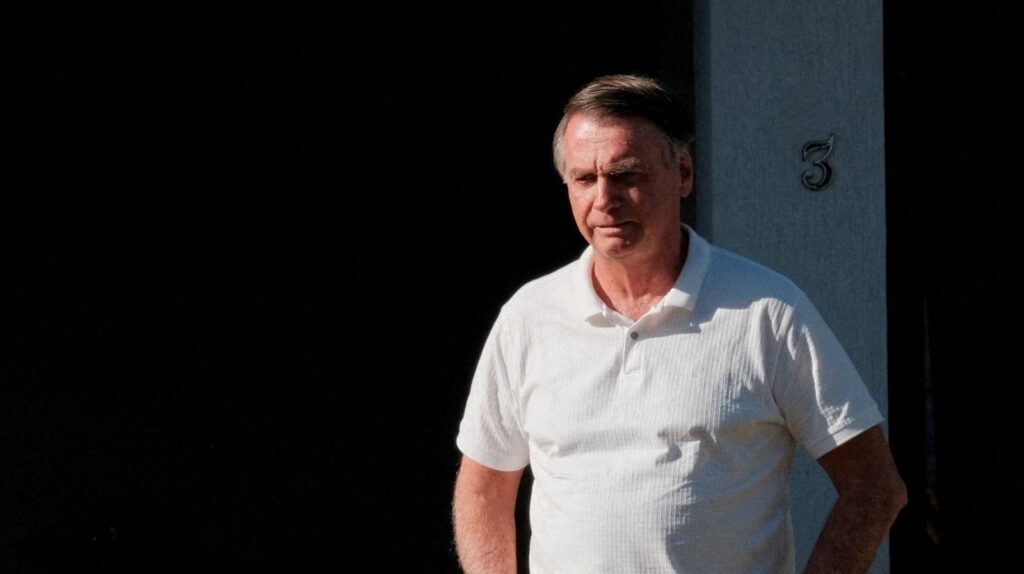 O ex-presidente **Jair Bolsonaro** deve receber alta do hospital DF Star, em Brasília, nesta sexta-feira (27), após duas semanas de internação. De acordo com o boletim médico mais recente, Bolsonaro apresenta boa evolução clínica e não há sinais de infecção aguda. Após a alta, ele passará a cumprir **prisão domiciliar humanitária**, conforme decisão do ministro Alexandre de Moraes, do Supremo Tribunal Federal (STF). Essa medida foi concedida após um pedido da defesa do ex-presidente e uma manifestação favorável da Procuradoria-Geral da República (PGR). **Por que Jair Bolsonaro foi internado?** Bolsonaro foi internado no dia 13 de março com um diagnóstico de broncopneumonia bacteriana bilateral, possivelmente de origem aspirativa. Ele foi levado ao hospital DF Star por uma equipe do Serviço de Atendimento Móvel de Urgência (Samu) após apresentar sintomas como febre alta, queda na saturação de oxigênio, sudorese e calafrios. **Qual é a situação jurídica de Bolsonaro?** O ex-presidente cumpre uma pena de 27 anos e 3 meses por tentativa de golpe de Estado e outros crimes relacionados. Antes de sua internação, ele estava detido na Papudinha, um prédio no Complexo Penitenciário da Papuda. A decisão de transferi-lo para a prisão domiciliar foi tomada pelo ministro Alexandre de Moraes, que considerou os problemas de saúde enfrentados por Bolsonaro. **Quais são as condições da prisão domiciliar de Bolsonaro?** A prisão domiciliar de Bolsonaro será monitorada por tornozeleira eletrônica, com um raio de inclusão limitado ao seu endereço residencial. O Comando da Papudinha será responsável por fiscalizar o cumprimento das medidas e produzir relatórios semanais sobre a custódia. Além disso, a decisão de Moraes proíbe acampamentos ou manifestações em um raio de um quilômetro da residência de Bolsonaro. **Quais são as restrições impostas a Bolsonaro durante a prisão domiciliar?** Bolsonaro enfrentará um isolamento digital e de comunicação, estando proibido de usar celulares, telefones ou qualquer outro meio de comunicação externa, seja diretamente ou por terceiros. Ele também está vetado de usar redes sociais e de gravar vídeos ou áudios. As visitas estão suspensas por 90 dias, com exceção dos filhos Flávio, Carlos e Jair Renan, que poderão visitá-lo em horários restritos às quartas-feiras e aos sábados, entre 8h e 16h. Os visitantes deverão passar por vistoria prévia e deixar aparelhos eletrônicos com os agentes de segurança. **Os seguranças pessoais de Bolsonaro poderão atuar durante a prisão domiciliar?** Sim, os seguranças pessoais de Bolsonaro, um direito previsto em lei para ex-mandatários, poderão retomar suas atividades regulares. Eles poderão acompanhar Bolsonaro durante o período de recuperação domiciliar, respeitando as normas de segurança e as restrições de comunicação impostas pela Justiça. Essas medidas visam garantir a segurança e o cumprimento das condições impostas pela Justiça, enquanto Bolsonaro se recupera de sua condição de saúde. A decisão do STF reflete uma abordagem equilibrada entre a necessidade de tratamento médico e o cumprimento das obrigações legais do ex-presidente.