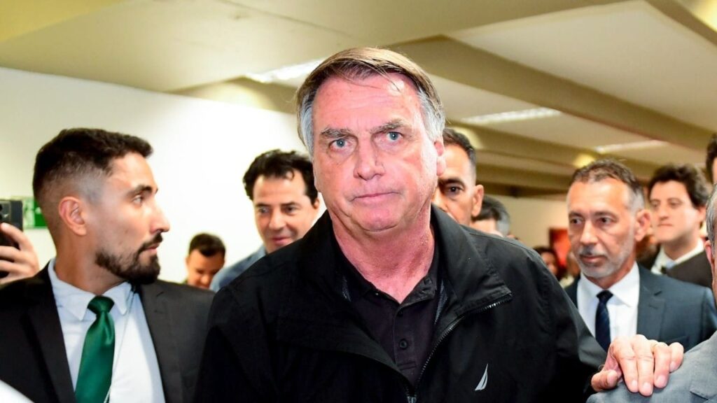 O ex-presidente **Jair Bolsonaro** completou 71 anos em um hospital, onde se encontra internado sob **custódia policial**. A situação ocorre enquanto o **Supremo Tribunal Federal (STF)** analisa um pedido de sua defesa para que ele seja transferido para **prisão domiciliar**. Segundo a publicação da Band, o estado de saúde de Bolsonaro é considerado grave, o que tem gerado preocupações e debates sobre a adequação de sua permanência no hospital sob custódia. A decisão do STF é aguardada com expectativa, pois poderá determinar se Bolsonaro continuará no hospital ou se será transferido para cumprir prisão em casa. A internação de Bolsonaro e a análise do pedido de prisão domiciliar pelo STF destacam a complexidade do caso. De acordo com o site da Band, a defesa do ex-presidente argumenta que as condições de saúde de Bolsonaro justificam a concessão da prisão domiciliar. O estado de saúde debilitado é um ponto central na argumentação, pois a defesa busca demonstrar que o ambiente hospitalar é mais adequado para o tratamento necessário. Enquanto isso, as autoridades judiciais avaliam os argumentos apresentados, considerando tanto o estado de saúde quanto as implicações legais e de segurança. A situação de Bolsonaro no hospital sob custódia policial levanta questões sobre os direitos dos presos em condições de saúde delicadas. Segundo a publicação, a decisão do STF sobre o pedido de prisão domiciliar poderá estabelecer um precedente importante para casos semelhantes no futuro. O debate em torno da saúde de Bolsonaro e sua possível transferência para prisão domiciliar reflete a tensão entre as necessidades médicas e as obrigações legais. A expectativa é que o STF tome uma decisão que equilibre esses aspectos, levando em conta tanto a saúde do ex-presidente quanto as exigências do sistema judicial.