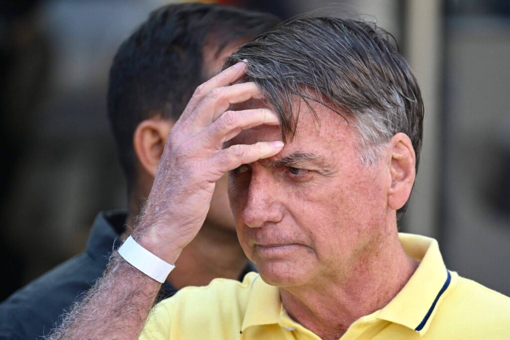 O ex-presidente **Jair Bolsonaro** continua apresentando uma "boa evolução" clínica e laboratorial, conforme relatado nas últimas 24 horas. No entanto, ele ainda não tem previsão de alta da **Unidade de Terapia Intensiva (UTI)** do hospital DF Star, em Brasília. Bolsonaro está internado desde a última sexta-feira, dia 13, para tratar uma **pneumonia bacteriana bilateral**, segundo informações divulgadas pela publicação. A condição de saúde do ex-presidente tem sido monitorada de perto, e os médicos estão otimistas com a resposta ao tratamento, embora ainda não possam determinar uma data para sua transferência para um quarto comum. A pneumonia bacteriana bilateral é uma infecção que afeta ambos os pulmões e pode ser particularmente grave, exigindo cuidados intensivos, como os que Bolsonaro está recebendo. Segundo especialistas, o tratamento geralmente envolve o uso de antibióticos potentes e suporte respiratório, se necessário. A evolução clínica positiva mencionada na publicação indica que o ex-presidente está respondendo bem ao tratamento, mas a complexidade da condição requer cautela antes de qualquer decisão sobre a alta da UTI. O hospital DF Star, onde Bolsonaro está internado, é conhecido por sua infraestrutura avançada e equipe médica especializada, o que contribui para o manejo eficaz de casos complexos como este. A internação de Bolsonaro tem gerado atenção significativa, tanto pela sua posição política quanto pela gravidade da condição médica. Desde que deixou a presidência, Bolsonaro tem se mantido ativo na política, e sua saúde é um tema de interesse público. A evolução do seu quadro clínico é acompanhada de perto por apoiadores e críticos, que aguardam atualizações sobre sua recuperação. Enquanto isso, o hospital e a equipe médica continuam focados em garantir o melhor tratamento possível, seguindo protocolos rigorosos para lidar com a pneumonia bacteriana bilateral, conforme destacado na publicação.