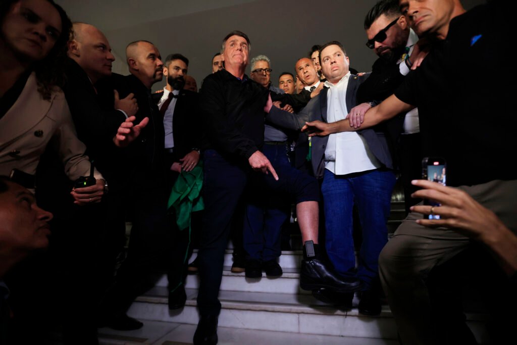 Por que Jair Bolsonaro está em prisão domiciliar com tornozeleira eletrônica? O ex-presidente Jair Bolsonaro está em prisão domiciliar por decisão do ministro Alexandre de Moraes, do STF, após alta hospitalar. A medida é temporária, com duração de 90 dias, e visa monitorar sua saúde e garantir vigilância constante. Qual foi o motivo da internação de Bolsonaro? Bolsonaro foi internado na UTI do Hospital DF Star, em Brasília, para tratar uma broncopneumonia. Após a recuperação, foi transferido para prisão domiciliar, onde sua saúde pode ser monitorada no ambiente familiar. Como funciona o monitoramento da tornozeleira eletrônica? A tornozeleira eletrônica permite o acompanhamento em tempo real pelo Centro Integrado de Monitoramento (Cime). O dispositivo é essencial para garantir que Bolsonaro cumpra as condições impostas pela Justiça. O que acontece se Bolsonaro violar as condições da prisão domiciliar? Se Bolsonaro descumprir qualquer regra da prisão domiciliar, o benefício será cancelado imediatamente, resultando em seu retorno ao regime fechado. O uso correto da tornozeleira é crucial para evitar essa situação. Bolsonaro já teve problemas anteriores com a tornozeleira eletrônica? Sim, em novembro de 2025, Bolsonaro tentou romper a tornozeleira com um ferro de solda enquanto estava em prisão domiciliar. A tentativa de violação foi confirmada por laudos da Polícia Federal, levando à sua transferência para o regime fechado. Quais são as condições impostas pela Justiça para Bolsonaro? Bolsonaro deve seguir um conjunto de regras para manter o benefício da prisão domiciliar. As condições específicas não foram detalhadas, mas o cumprimento é essencial para evitar o retorno ao regime fechado. Quem é responsável por reavaliar a prisão domiciliar de Bolsonaro? Ao fim dos 90 dias, o STF reavaliará a necessidade de manutenção do regime domiciliar. A decisão será baseada em relatórios de monitoramento e na condição de saúde de Bolsonaro. Qual é o papel do procurador-geral da República nesse caso? O procurador-geral da República, Paulo Gonet, utilizou laudos médicos para argumentar que a saúde de Bolsonaro requer vigilância constante no ambiente familiar, influenciando a decisão de prisão domiciliar. Como a mídia está cobrindo o caso de Bolsonaro? A mídia está acompanhando de perto o caso, com análises e opiniões de diversos jornalistas e colunistas. A situação de Bolsonaro é um tema de grande interesse público e político. Quais são as possíveis consequências políticas dessa prisão domiciliar? A prisão domiciliar de Bolsonaro pode impactar sua imagem pública e influenciar o cenário político brasileiro. A situação é complexa e pode ter desdobramentos significativos nos próximos meses. Quem são alguns dos jornalistas que comentam sobre o caso? Jornalistas como J.R. Guzzo e outros colunistas da Revista Oeste têm comentado sobre o caso, oferecendo análises e perspectivas sobre as implicações políticas e sociais da prisão domiciliar de Bolsonaro. Como a saúde de Bolsonaro pode afetar sua situação legal? A saúde de Bolsonaro é um fator crucial na decisão de prisão domiciliar. Se sua condição melhorar ou piorar, isso pode influenciar a reavaliação do STF sobre a necessidade de manter o regime domiciliar. Qual é a importância do Centro Integrado de Monitoramento (Cime) nesse contexto? O Cime é responsável por monitorar a tornozeleira eletrônica de Bolsonaro em tempo real, garantindo que ele cumpra as condições da prisão domiciliar e fornecendo dados para a reavaliação do STF. O que o futuro reserva para Bolsonaro após os 90 dias de prisão domiciliar? Após os 90 dias, o STF decidirá se Bolsonaro continuará em prisão domiciliar ou se retornará ao regime fechado. A decisão dependerá de seu comportamento e condição de saúde durante o período.