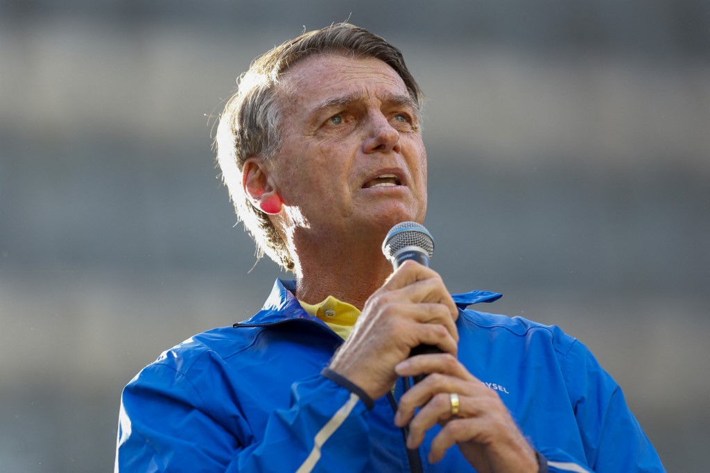 O ex-presidente Jair **Bolsonaro** recebeu alta da **UTI** e foi transferido para um quarto de hospital. Ele estava internado desde o último dia 13, após ser levado do complexo penitenciário da **Papudinha** ao hospital com um quadro de **broncopneumonia**. Mas o que é broncopneumonia e como ela afeta a saúde de uma pessoa? A broncopneumonia é uma infecção que inflama os alvéolos nos pulmões, podendo ser causada por bactérias, vírus ou fungos. No caso de Bolsonaro, a condição exigiu cuidados intensivos, o que explica sua internação na UTI. Por que Bolsonaro estava no complexo penitenciário da Papudinha? O ex-presidente estava detido devido a investigações em andamento, mas detalhes específicos sobre as razões de sua detenção não foram divulgados. A transferência para o hospital ocorreu quando sua saúde se deteriorou, necessitando de atenção médica imediata. Como é o tratamento para broncopneumonia? O tratamento geralmente envolve o uso de antibióticos, repouso e, em casos mais graves, suporte respiratório. A internação na UTI sugere que Bolsonaro precisou de monitoramento constante e possivelmente de suporte respiratório, o que é comum em casos severos de infecção pulmonar. O que significa ser transferido da UTI para um quarto de hospital? Quando um paciente é transferido da UTI para um quarto, isso indica uma melhora significativa em seu estado de saúde. Na UTI, os pacientes recebem cuidados intensivos e monitoramento constante. A transferência para um quarto sugere que Bolsonaro está se recuperando bem e não necessita mais de cuidados tão intensivos. Quais são os próximos passos para a recuperação de Bolsonaro? Após a transferência para um quarto, o foco será na continuidade do tratamento da broncopneumonia e na recuperação geral. Isso pode incluir fisioterapia respiratória, acompanhamento médico regular e ajustes no tratamento medicamentoso conforme necessário. Como a saúde de Bolsonaro pode impactar sua situação legal? A saúde de um detento pode influenciar sua situação legal, especialmente se ele não estiver apto a participar de audiências ou procedimentos legais. No entanto, qualquer decisão sobre sua situação legal dependerá das avaliações médicas e das determinações judiciais. A recuperação de Bolsonaro pode ser considerada rápida? A velocidade da recuperação de uma broncopneumonia varia de pessoa para pessoa, dependendo de fatores como idade, estado de saúde geral e a gravidade da infecção. A transferência para um quarto de hospital em poucos dias pode ser vista como um sinal positivo de recuperação. Em resumo, a alta da UTI e a transferência de Jair Bolsonaro para um quarto de hospital indicam uma melhora em seu quadro de broncopneumonia. A continuidade do tratamento será crucial para sua recuperação completa, enquanto sua situação legal permanece em aberto, dependendo de sua saúde e das decisões judiciais.