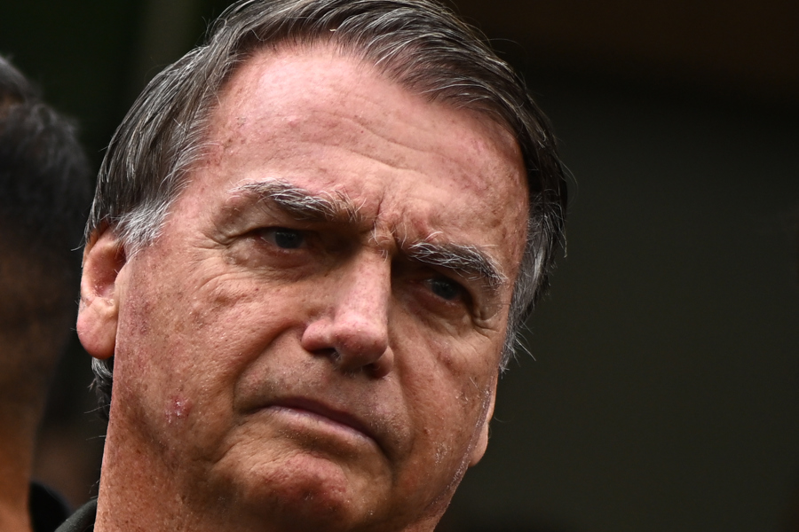 O ex-presidente Jair **Bolsonaro** apresenta uma “**boa evolução clínica**” após contrair uma grave **pneumonia** enquanto estava na prisão. Atualmente, ele está sendo tratado na **UTI** de um hospital em Brasília. Apesar dos sinais positivos em sua recuperação, ainda não há previsão de alta da unidade de terapia intensiva, conforme relatado pela Gazeta do Povo. A situação de saúde de Bolsonaro tem sido acompanhada de perto, dado o impacto que sua condição pode ter no cenário político e social do país. Segundo a publicação, a pneumonia foi diagnosticada na semana passada, e desde então, Bolsonaro tem recebido cuidados intensivos para tratar a infecção pulmonar. A equipe médica responsável pelo tratamento do ex-presidente está monitorando de perto sua condição, garantindo que ele receba o suporte necessário para uma recuperação completa. A evolução clínica positiva é um indicativo de que os tratamentos estão surtindo efeito, mas a complexidade do quadro requer cautela e atenção contínua. A ausência de uma previsão de alta da UTI sugere que, apesar dos avanços, a situação ainda demanda cuidados intensivos. A saúde de figuras públicas como Bolsonaro é frequentemente acompanhada com interesse pela população e pela mídia, dada a influência que exercem no cenário nacional. A pneumonia, uma infecção que pode ser grave, especialmente em indivíduos com histórico de saúde delicado, requer tratamento cuidadoso e monitoramento constante. O tratamento na UTI é uma medida preventiva para garantir que quaisquer complicações possam ser rapidamente identificadas e tratadas. Enquanto isso, a evolução do quadro clínico de Bolsonaro continuará a ser um ponto de atenção, tanto para seus apoiadores quanto para seus críticos, que aguardam novas atualizações sobre sua recuperação.