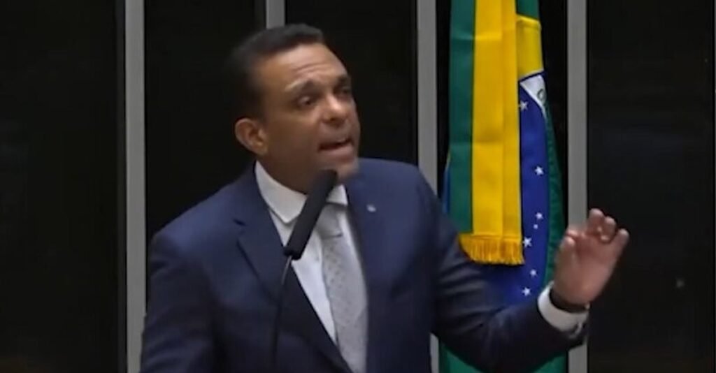 **Por que Otoni de Paula afirma que Bolsonaro tem "dedo podre" para candidatos no Rio de Janeiro?** Durante um pronunciamento na Câmara dos Deputados, o deputado **Otoni de Paula** (MDB-RJ) expressou sua opinião sobre a influência de **Jair Bolsonaro** na escolha de candidatos ao governo do Estado do Rio de Janeiro. Segundo o deputado, a recente decisão do **Tribunal Superior Eleitoral (TSE)**, que declarou a inelegibilidade do ex-governador **Cláudio Castro**, é um exemplo claro de más escolhas políticas. Otoni de Paula destacou que o histórico de apoio de Bolsonaro a candidatos no Rio tem sido problemático, mencionando também o ex-governador **Wilson Witzel**, que sofreu impeachment em 2020. **Qual é o histórico dos candidatos apoiados por Bolsonaro no Rio de Janeiro?** Otoni de Paula relembrou que **Cláudio Castro**, apoiado por Bolsonaro em 2022, foi declarado inelegível por envolvimento em um esquema de contratação irregular de cabos eleitorais. Anteriormente, **Wilson Witzel**, coligado ao ex-presidente em 2018, enfrentou impeachment devido a suspeitas de desvio de recursos destinados à contratação de hospitais de campanha. Segundo o deputado, esses episódios contribuíram para a formação de "uma verdadeira quadrilha" que prejudicou as finanças e a segurança pública do Estado. **O que levou à inelegibilidade de Cláudio Castro?** Cláudio Castro renunciou ao governo do Rio de Janeiro para viabilizar sua pré-candidatura ao Senado. No entanto, o TSE retomou seu julgamento, acusando-o de envolvimento na contratação irregular de funcionários na **Fundação Ceperj** e na **Universidade Federal do Rio de Janeiro (UERJ)**, que atuaram como cabos eleitorais nas eleições de 2022. O tribunal decidiu pela inelegibilidade de Castro até 2030. Além dele, o ex-deputado estadual **Rodrigo Bacellar** e o ex-presidente da Fundação Ceperj, **Gabriel Rodrigues Lopes**, também foram declarados inelegíveis. **Qual é a crítica de Otoni de Paula ao campo conservador?** Otoni de Paula, que se define como conservador de direita, enfatizou a necessidade de autocrítica dentro do campo conservador. Ele argumentou que é comum criticar a corrupção na esquerda, mas é igualmente importante reconhecer e abordar os problemas dentro da direita bolsonarista. O deputado afirmou que os problemas enfrentados pelo Rio de Janeiro não foram causados por políticos de esquerda, mas sim por aqueles que governaram o Estado, incluindo os apoiados por Bolsonaro. **Quais são as implicações políticas dessa situação?** A decisão do TSE e as críticas de Otoni de Paula levantam questões sobre a influência de Bolsonaro na política do Rio de Janeiro e a eficácia de suas escolhas de candidatos. A inelegibilidade de figuras políticas proeminentes pode impactar o cenário político local e nacional, levando a uma reavaliação das estratégias eleitorais e alianças políticas no Estado. **Como o campo conservador pode responder a essas críticas?** Para responder às críticas, o campo conservador pode considerar uma revisão de suas práticas de seleção de candidatos, buscando maior transparência e responsabilidade. Além disso, pode ser necessário um diálogo interno para abordar as falhas e promover uma renovação política que reconquiste a confiança do eleitorado. **Conclusão** As declarações de Otoni de Paula destacam a complexidade e os desafios enfrentados pelo campo conservador no Rio de Janeiro. A necessidade de autocrítica e a reavaliação das escolhas políticas são passos essenciais para fortalecer a integridade e a eficácia das lideranças políticas no Estado.