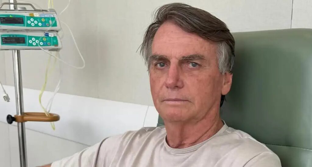 O ex-presidente **Jair Bolsonaro** apresentou uma "melhora importante" em seus marcadores de saúde, conforme relatado pela equipe médica responsável por seu tratamento. No entanto, ele permanece internado na **Unidade de Terapia Intensiva (UTI)**, onde continua a receber suporte intensivo. A decisão de mantê-lo na UTI, apesar dos sinais de progresso, reflete a necessidade de monitoramento contínuo e cuidados especializados para garantir uma recuperação completa e segura. Segundo a publicação, a equipe médica está focada em assegurar que todos os aspectos de sua saúde sejam cuidadosamente avaliados e tratados. Além do suporte intensivo, Bolsonaro está passando por **fisioterapia motora**, um componente crucial de seu regime de recuperação. A fisioterapia motora é essencial para ajudar pacientes a recuperar força, mobilidade e função física, especialmente após períodos de internação prolongada. Segundo o site Congresso em Foco, essa abordagem é parte integrante do plano de tratamento, visando não apenas a recuperação imediata, mas também a prevenção de complicações futuras. A fisioterapia desempenha um papel vital na reabilitação, ajudando a restaurar a capacidade funcional e melhorar a qualidade de vida do paciente. A situação de saúde de Bolsonaro continua a ser monitorada de perto, com atualizações regulares sobre seu progresso. A decisão de mantê-lo na UTI, apesar da melhora, demonstra a cautela da equipe médica em garantir que todas as necessidades de saúde sejam atendidas de maneira abrangente. A abordagem cuidadosa e meticulosa adotada pela equipe médica é fundamental para garantir que a recuperação de Bolsonaro seja completa e sem contratempos. Segundo a publicação, a atenção contínua e o tratamento especializado são essenciais para o sucesso do processo de recuperação, refletindo a complexidade e a seriedade da situação de saúde enfrentada pelo ex-presidente.