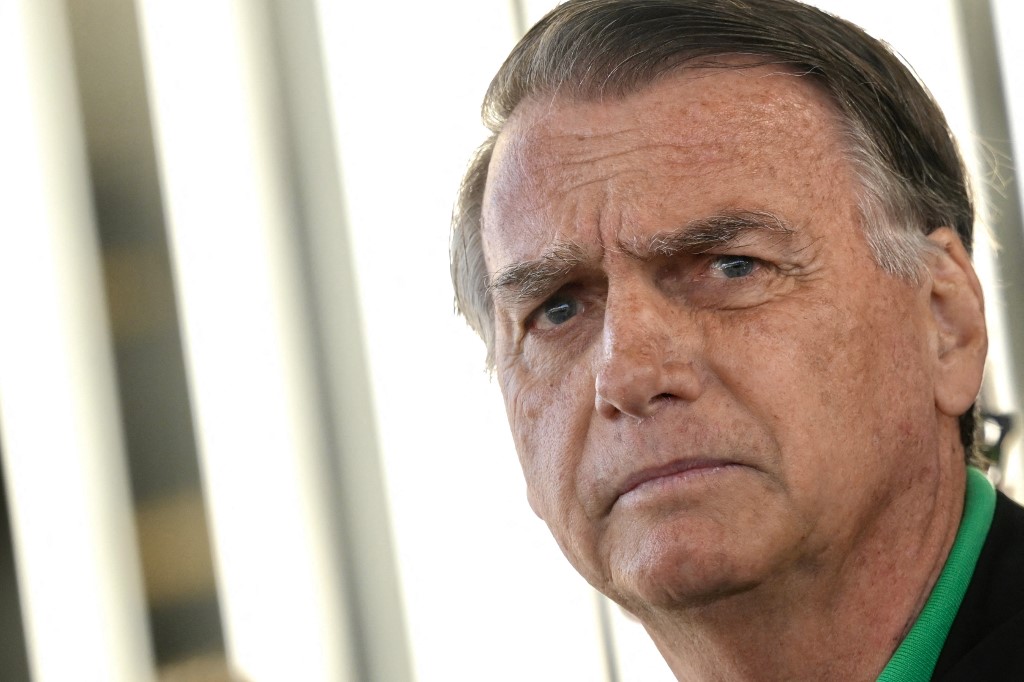 O ex-presidente Jair **Bolsonaro** apresentou uma melhora significativa em sua **função renal** enquanto permanece internado na **UTI** do Hospital DF Star, em Brasília. No entanto, os médicos observaram uma piora nos **marcadores inflamatórios** no sangue, conforme relatado pela publicação. Essa situação clínica complexa exige atenção contínua da equipe médica, que monitora de perto as alterações nos parâmetros de saúde do ex-presidente. A melhora na função renal é um sinal positivo, mas a piora nos marcadores inflamatórios indica que ainda há desafios a serem enfrentados em seu quadro de saúde. Segundo a publicação, a equipe médica está empenhada em estabilizar a saúde de Bolsonaro, adotando medidas para controlar os níveis de inflamação no organismo. Os marcadores inflamatórios são indicadores importantes que ajudam a avaliar a presença de inflamação e infecções no corpo, e sua piora pode sugerir complicações adicionais. A melhora na função renal, por outro lado, é um avanço significativo, pois os rins desempenham um papel crucial na filtração de resíduos e na manutenção do equilíbrio de fluidos no corpo. A equipe médica continua a ajustar o tratamento com base nos resultados dos exames e na resposta do paciente. A internação de Bolsonaro em uma unidade de terapia intensiva reflete a gravidade de seu estado de saúde, que requer monitoramento constante e intervenções médicas especializadas. O Hospital DF Star, conhecido por sua infraestrutura avançada e equipe qualificada, está fornecendo o suporte necessário para lidar com as complexidades do quadro clínico do ex-presidente. A situação é acompanhada de perto por seus familiares e apoiadores, que aguardam por uma recuperação completa. A evolução do tratamento e a resposta de Bolsonaro às intervenções médicas serão determinantes para seu prognóstico a curto e longo prazo.