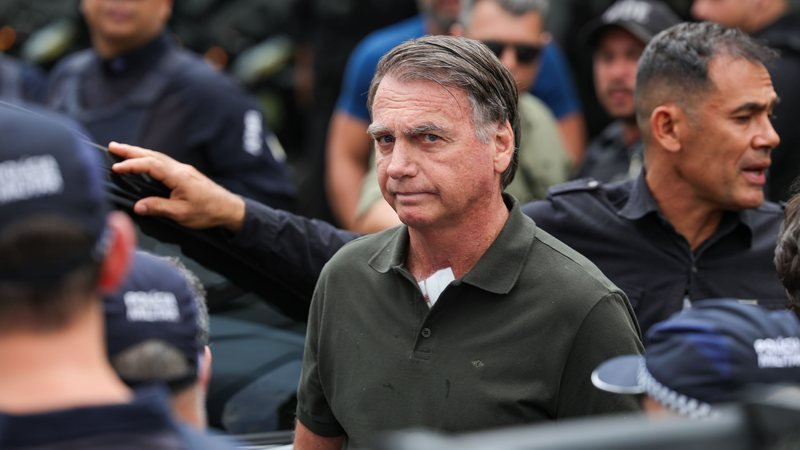 Por que Jair Bolsonaro foi internado por 11 dias? Bolsonaro foi internado devido a uma pneumonia bacteriana bilateral causada por broncoaspiração. A internação durou 11 dias no hospital DF Star, em Brasília, onde recebeu tratamento médico intensivo. Qual é a situação atual de saúde de Bolsonaro? Após receber alta, Bolsonaro continua o tratamento em casa. Ele se prepara para uma cirurgia no ombro direito no fim de abril, conforme orientação médica. Por que Bolsonaro está em prisão domiciliar? A prisão domiciliar foi autorizada pelo ministro Alexandre de Moraes do STF. A decisão foi tomada enquanto Bolsonaro se recupera de problemas de saúde e se prepara para a cirurgia. Como Bolsonaro retornou para casa após a alta hospitalar? Bolsonaro chegou em sua residência em Brasília por volta das 10h20, usando um colete à prova de balas. Ele seguirá as diretrizes médicas e judiciais durante a recuperação. Quem é o médico responsável pelo tratamento de Bolsonaro? O cardiologista Brasil Caiado é o responsável por acompanhar a saúde de Bolsonaro e informou sobre a necessidade da cirurgia no ombro direito. Qual é a previsão para a cirurgia de Bolsonaro? A cirurgia no ombro direito de Bolsonaro está prevista para o fim de abril. Ele se prepara para o procedimento enquanto cumpre prisão domiciliar. Quais foram as complicações de saúde enfrentadas por Bolsonaro? Além da pneumonia bacteriana, Bolsonaro sofreu broncoaspiração, o que agravou seu quadro de saúde e levou à internação prolongada. Como a Justiça está monitorando Bolsonaro durante a prisão domiciliar? Bolsonaro deve seguir as diretrizes estabelecidas pela Justiça enquanto cumpre prisão domiciliar, garantindo que o tratamento médico não seja interrompido. Quais são as expectativas para a recuperação de Bolsonaro? A expectativa é que Bolsonaro se recupere bem da pneumonia e da cirurgia no ombro, permitindo que ele retome suas atividades normais após o período de recuperação. O que levou à decisão de prisão domiciliar para Bolsonaro? A decisão foi baseada em seu estado de saúde e na necessidade de tratamento contínuo, permitindo que ele se recupere em casa sob supervisão médica. Como a saúde de Bolsonaro pode impactar sua carreira política? A recuperação de Bolsonaro é crucial para sua carreira política, pois sua saúde pode influenciar sua capacidade de participar ativamente de atividades políticas futuras. Quais são os próximos passos para Bolsonaro após a cirurgia? Após a cirurgia, Bolsonaro deverá seguir um plano de reabilitação para garantir a recuperação completa do ombro e retomar suas atividades diárias. Como a saúde de Bolsonaro está sendo acompanhada pela equipe médica? A equipe médica, liderada pelo cardiologista Brasil Caiado, monitora de perto a saúde de Bolsonaro, ajustando o tratamento conforme necessário para garantir sua recuperação. Qual é a importância do uso do colete à prova de balas por Bolsonaro? O uso do colete à prova de balas é uma medida de segurança adotada por Bolsonaro ao retornar para casa, garantindo sua proteção enquanto cumpre prisão domiciliar. Como a cirurgia no ombro pode afetar a rotina de Bolsonaro? A cirurgia no ombro pode limitar temporariamente a mobilidade de Bolsonaro, exigindo um período de recuperação e reabilitação para retomar suas atividades normais. Quais são os cuidados necessários para a recuperação de Bolsonaro em casa? Bolsonaro deve seguir as orientações médicas rigorosamente, incluindo medicação, repouso e acompanhamento regular, para garantir uma recuperação eficaz em casa. Como a prisão domiciliar impacta a vida pessoal de Bolsonaro? A prisão domiciliar limita a liberdade de movimento de Bolsonaro, exigindo que ele permaneça em casa enquanto se recupera e cumpre as diretrizes judiciais. Quais são os desafios enfrentados por Bolsonaro durante a recuperação? Bolsonaro enfrenta desafios como a necessidade de seguir um regime médico rigoroso, lidar com limitações físicas e cumprir as condições da prisão domiciliar. Como a cirurgia no ombro pode influenciar a saúde geral de Bolsonaro? A cirurgia visa melhorar a função do ombro de Bolsonaro, mas requer cuidados pós-operatórios para evitar complicações e garantir uma recuperação bem-sucedida. O que a equipe médica espera após a cirurgia de Bolsonaro? A equipe médica espera uma recuperação completa, permitindo que Bolsonaro retome suas atividades normais e mantenha sua saúde sob controle.