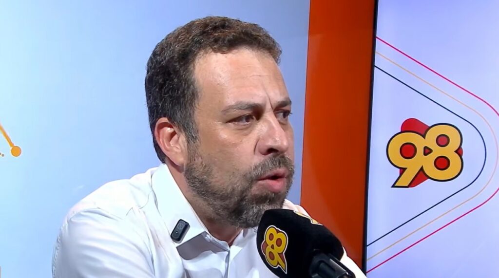 Durante uma entrevista ao programa 12 em Ponto, da rádio 98 FM de Natal, o ministro **Guilherme Boulos** (PSOL), da Secretaria-Geral da Presidência da República, foi desmentido ao vivo por uma checagem de fatos. O episódio ocorreu na sexta-feira, 13, quando Boulos comparou as posturas dos ex-presidentes **Lula** (PT) e **Jair Bolsonaro** (PL) em relação às investigações envolvendo seus filhos. Segundo a publicação do site O Antagonista, Boulos afirmou que Lula teria adotado uma postura mais transparente e colaborativa em comparação a Bolsonaro, mas essa afirmação foi contestada durante a transmissão. A checagem de fatos ao vivo destacou que, ao contrário do que Boulos afirmou, ambos os ex-presidentes tiveram atitudes questionáveis quando seus filhos foram investigados. No caso de Lula, seu filho **Fábio Luís Lula da Silva**, conhecido como Lulinha, foi alvo de investigações relacionadas a supostos esquemas de corrupção e tráfico de influência. Já no caso de Bolsonaro, seu filho **Flávio Bolsonaro** enfrentou investigações sobre um esquema de "rachadinhas" na Assembleia Legislativa do Rio de Janeiro. Segundo o site, a checagem apontou que, em ambos os casos, houve tentativas de obstrução e falta de transparência, contrariando a afirmação de Boulos. O episódio gerou repercussão imediata, destacando a importância das checagens de fatos em tempo real, especialmente em entrevistas com figuras públicas. Segundo a publicação, a correção ao vivo serviu para esclarecer informações potencialmente enganosas e reforçar a necessidade de precisão nas declarações feitas por autoridades. A situação também evidenciou o papel crucial da mídia em verificar e contestar informações, garantindo que o público receba dados precisos e confiáveis.
