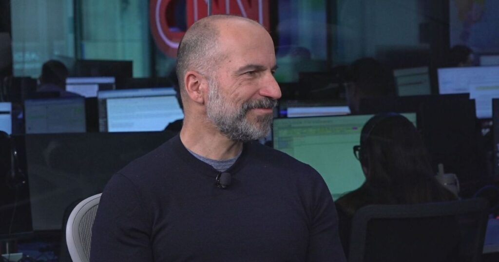 O **Brasil** se destaca como o maior mercado da **Uber** no mundo, conforme afirmou o CEO da empresa, Dara Khosrowshahi, em entrevista ao CNN Money. Essa informação ressalta a importância do país para a operação global da Uber, que tem expandido suas atividades em diversas regiões. Segundo Khosrowshahi, o número de viagens realizadas no Brasil supera o de qualquer outro país, evidenciando a forte demanda por serviços de transporte por aplicativo no território brasileiro. Dentro desse cenário, a cidade de **São Paulo** se destaca como a maior em termos de volume de viagens, consolidando-se como um dos principais centros de operação da Uber. A relevância do Brasil para a Uber pode ser atribuída a diversos fatores, incluindo a densidade populacional das grandes cidades e a crescente necessidade de soluções de mobilidade urbana. Segundo a publicação, a infraestrutura de transporte público em algumas regiões ainda enfrenta desafios, o que leva muitos usuários a optarem por alternativas como a Uber para se locomover de forma mais eficiente. Além disso, a flexibilidade e a conveniência oferecidas pelo serviço são aspectos valorizados pelos usuários, que buscam praticidade e rapidez no dia a dia. A presença robusta da Uber no Brasil também reflete a adaptação da empresa às particularidades do mercado local, oferecendo serviços que atendem às necessidades específicas dos consumidores brasileiros. O crescimento da Uber no Brasil não apenas beneficia os usuários, mas também gera oportunidades econômicas significativas. De acordo com o site, a plataforma tem contribuído para a geração de empregos, oferecendo uma fonte de renda para milhares de motoristas parceiros em todo o país. Essa dinâmica econômica é crucial em um cenário onde a busca por emprego é uma constante para muitos brasileiros. A Uber, ao consolidar sua posição no Brasil, demonstra como a inovação no setor de transporte pode impactar positivamente a economia local, ao mesmo tempo em que atende à demanda crescente por serviços de mobilidade.