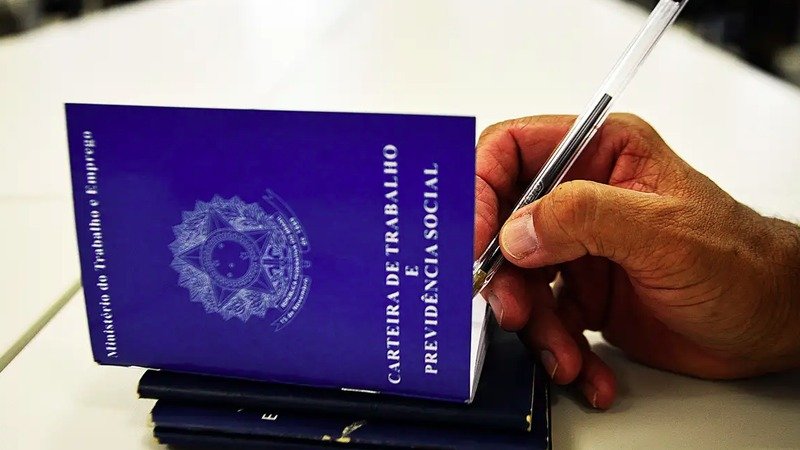 O que significa o recorde de 66,8% dos trabalhadores na previdência social no Brasil? O recorde indica que 66,8% da população ocupada está contribuindo para a previdência, totalizando 68,196 milhões de trabalhadores. É o maior percentual desde 2012, refletindo uma recuperação do mercado de trabalho formal. Por que o aumento de contribuintes para a previdência é importante? O aumento fortalece as garantias previdenciárias, como aposentadoria e pensões, e ajuda a mitigar problemas futuros em um contexto de envelhecimento populacional. Qual é o papel do emprego formal nesse recorde? O fortalecimento do emprego formal, com 39,2 milhões de empregados com carteira assinada, é crucial. Empregos formais são mais produtivos e oferecem melhores remunerações, incentivando contribuições previdenciárias. Como o rendimento mensal dos trabalhadores influencia esse cenário? O rendimento mensal atingiu R$ 3.679, o maior já registrado, indicando melhores condições de trabalho. Isso pode incentivar mais pessoas a contribuírem para a previdência. O que dizem os economistas sobre a tendência futura? Economistas e o IBGE projetam que o aumento no percentual de contribuintes deve continuar, especialmente se a economia seguir em crescimento, fortalecendo ainda mais o sistema previdenciário. Como a formalização do emprego pode impactar a previdência no futuro? A maior formalização pode reduzir problemas previdenciários no médio e longo prazo, especialmente em um país com população envelhecendo, garantindo sustentabilidade ao sistema. Qual foi o maior número de contribuintes já registrado? No quarto trimestre de 2025, o Brasil teve 68,496 milhões de contribuintes, mas a proporção era menor devido ao número total de ocupados ser maior. Como o IBGE classifica os contribuintes? São considerados contribuintes empregados, empregadores, trabalhadores domésticos e por conta própria que contribuem para institutos de previdência oficial federal, estadual ou municipal. Qual foi o menor índice de trabalhadores contribuintes registrado? O menor índice foi 61,9%, registrado no trimestre encerrado em maio de 2012, mostrando uma evolução positiva desde então. Por que a previdência é um ponto sensível no Brasil? Com o envelhecimento populacional, a sustentabilidade da previdência é crucial. Mais contribuintes no sistema formal ajudam a garantir benefícios futuros. Como a economia pode influenciar a continuidade dessa tendência? Se a economia continuar crescendo, é provável que mais trabalhadores ingressem no mercado formal, aumentando as contribuições previdenciárias e fortalecendo o sistema. O que o economista Rodolpho Tobler diz sobre o mercado de trabalho? Tobler destaca que o emprego formal está se recuperando mais intensamente que o informal, o que eleva as contribuições previdenciárias e é um resultado muito positivo. Como a Pnad contribui para entender o mercado de trabalho? A Pnad fornece dados sobre a participação no mercado de trabalho, ajudando a identificar tendências e mudanças no emprego e na contribuição previdenciária. Qual é a importância de manter a taxa de contribuintes acima de 60%? Manter a taxa acima de 60% é essencial para garantir a sustentabilidade do sistema previdenciário, especialmente em um cenário de envelhecimento populacional.