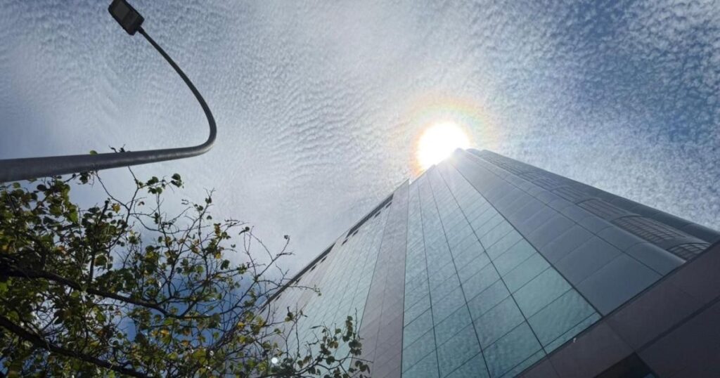 O **Brasil** se prepara para enfrentar a última semana do verão com a chegada de uma **frente fria** que promete alterar as condições climáticas em várias regiões do país. Segundo a publicação da CNN Brasil, essa frente fria se desloca pelo **Sul**, trazendo consigo uma queda nas temperaturas e um aumento na ocorrência de **pancadas de chuva**. Além disso, sistemas de umidade presentes em outras partes do Brasil contribuem para a formação de **temporais isolados**, afetando diferentes áreas de maneira significativa. No **Sul do Brasil**, a frente fria é a principal responsável pelas mudanças climáticas, provocando uma diminuição nas temperaturas e aumentando a probabilidade de chuvas intensas. Essa alteração no clima é típica do final do verão, quando as massas de ar frio começam a se deslocar com mais frequência. Segundo o site da CNN Brasil, essa frente fria não apenas afeta o Sul, mas também influencia o clima em outras regiões, ao interagir com sistemas de umidade que já estão presentes no país. Isso resulta em uma combinação de fatores que favorecem a ocorrência de temporais em diversas localidades. Nas demais regiões do Brasil, os sistemas de umidade desempenham um papel crucial na formação de chuvas. Essas condições são comuns durante o verão, mas a presença da frente fria intensifica o fenômeno, aumentando a frequência e a intensidade das precipitações. De acordo com a CNN Brasil, essa interação entre a frente fria e os sistemas de umidade pode resultar em **chuvas fortes** e **ventos intensos**, especialmente em áreas onde esses sistemas se encontram. Assim, a última semana do verão no Brasil será marcada por um clima instável, com variações significativas nas condições meteorológicas, exigindo atenção e preparo por parte da população.