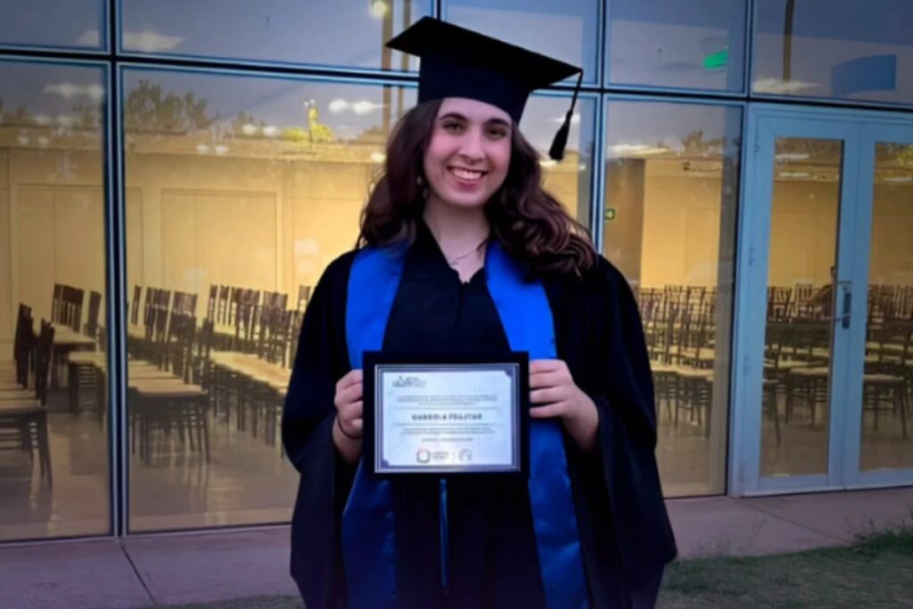 A jovem **Gabriela Frajtag**, de apenas 20 anos, conquistou reconhecimento internacional ao vencer um prestigiado prêmio na área de **biologia quântica**. Este feito notável foi alcançado através de um artigo inovador que explora a interseção entre **biologia** e **física quântica**, destacando-se entre diversos concorrentes de todo o mundo. Segundo a publicação, Gabriela foi um dos principais destaques do concurso, evidenciando a crescente importância de pesquisas que unem diferentes campos do conhecimento para avançar na compreensão de fenômenos complexos. A biologia quântica é um campo emergente que busca entender como princípios da física quântica podem influenciar processos biológicos. Segundo o site, o trabalho de Gabriela Frajtag exemplifica essa abordagem interdisciplinar ao propor novas perspectivas sobre como partículas subatômicas podem afetar reações biológicas. Este tipo de pesquisa é crucial para o desenvolvimento de tecnologias inovadoras e para a ampliação do conhecimento científico sobre a vida em níveis microscópicos. A vitória de Gabriela não apenas destaca seu talento individual, mas também coloca o Brasil em evidência no cenário científico global. Além de seu impacto acadêmico, a conquista de Gabriela Frajtag serve como inspiração para jovens cientistas, especialmente mulheres, que desejam seguir carreiras em áreas científicas tradicionalmente dominadas por homens. Segundo a publicação, o reconhecimento internacional de seu trabalho ressalta a importância de incentivar a participação feminina na ciência e de promover a diversidade de ideias e abordagens na pesquisa científica. O sucesso de Gabriela é um exemplo claro de como a dedicação e a inovação podem levar a descobertas significativas e a um reconhecimento merecido no cenário global.