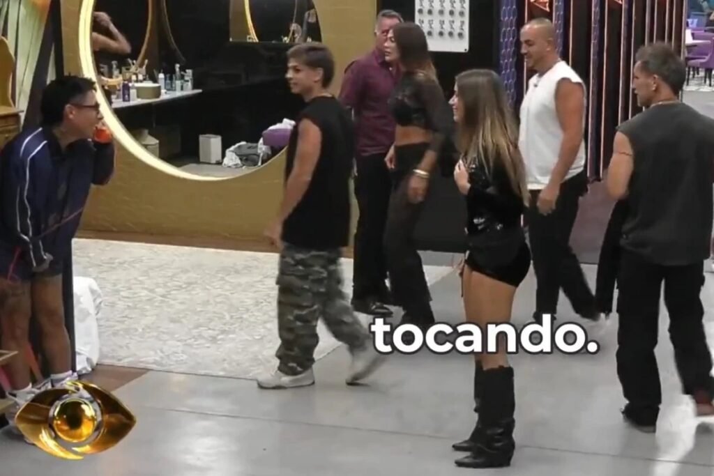 O que aconteceu no Gran Hermano que chamou tanta atenção? Um participante atendeu o Big Fone nu após sair do banheiro. A cena inusitada rapidamente viralizou nas redes sociais, gerando uma onda de comentários e memes entre os internautas. Por que o participante estava nu ao atender o Big Fone? Ele estava no banheiro fazendo suas necessidades quando o telefone tocou. Sem tempo para se vestir, correu para atender, priorizando o jogo. Qual foi a reação dos internautas ao ver a cena? Os internautas reagiram com humor, criando piadas e memes. Comentários como "cagando e andando" destacaram a atitude despreocupada do participante. Qual foi a consequência de atender o Big Fone? Ele teve que barrar 10 pessoas de uma festa e também ficou de fora do evento. A decisão fazia parte da dinâmica do jogo, impactando diretamente a convivência na casa. Como a cena impactou o jogo no Gran Hermano? A atitude do participante gerou discussões entre os colegas de confinamento. A decisão de barrar pessoas da festa criou tensões e alianças inesperadas. Por que o Big Fone é tão importante no Gran Hermano? O Big Fone é uma dinâmica que pode mudar o rumo do jogo. Atender o telefone pode trazer vantagens ou desvantagens, tornando-o um elemento estratégico crucial. Como o público reagiu à atitude do participante? O público viu a atitude como um exemplo de dedicação ao jogo. Muitos elogiaram a coragem e a rapidez do participante, destacando sua determinação. O que essa situação revela sobre a dinâmica dos reality shows? Mostra que os participantes estão dispostos a tudo pelo jogo. Situações inesperadas testam a capacidade de reação e adaptabilidade dos confinados. Como essa cena se compara a outros momentos icônicos de reality shows? Momentos inusitados e espontâneos são comuns em reality shows. Eles geram grande repercussão e engajamento, tornando-se memoráveis para o público. Qual é o papel das redes sociais em situações como essa? As redes sociais amplificam a repercussão de momentos virais. Comentários, memes e discussões aumentam o engajamento e a visibilidade do programa. Por que os reality shows continuam sendo populares? Eles oferecem entretenimento imprevisível e envolvente. A combinação de competição, drama e momentos espontâneos mantém o público interessado. Como a produção do Gran Hermano lida com situações inesperadas? A produção geralmente aproveita esses momentos para aumentar a audiência. Eles destacam cenas inusitadas em edições e promoções, maximizando o impacto. O que podemos esperar de futuros episódios após essa cena? Provavelmente, mais tensão e estratégias entre os participantes. A dinâmica do jogo pode mudar, com alianças se formando ou rompendo devido às consequências. Qual é o impacto de momentos virais na audiência do programa? Momentos virais tendem a aumentar a audiência. Eles geram curiosidade e atraem novos espectadores, interessados em acompanhar o desenrolar dos eventos. Como os participantes lidam com a exposição em situações embaraçosas? Eles precisam ser resilientes e estratégicos. A exposição pode ser usada a seu favor, conquistando simpatia do público ou fortalecendo alianças internas.